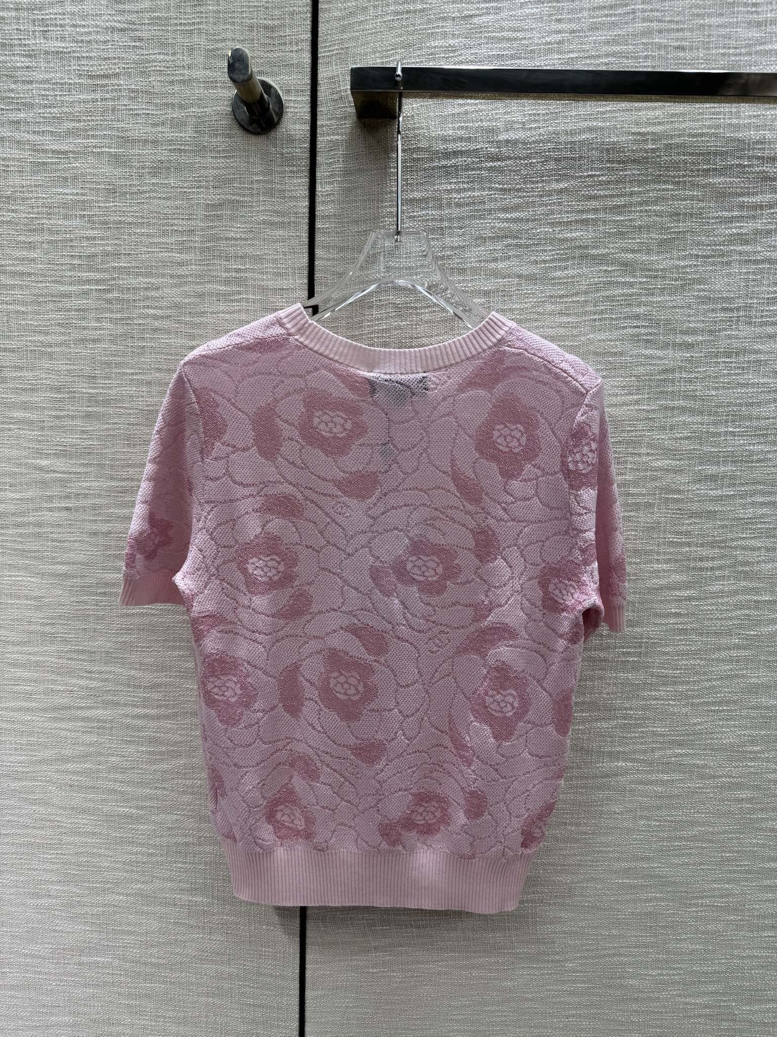 Платье Chanel 2403 Camellia Knit с коротким рукавом, розовое.