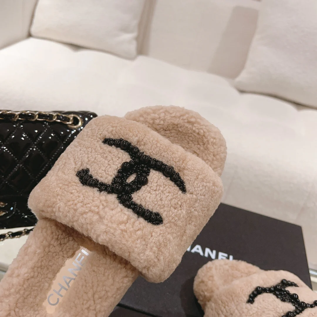 Новинка сезона осень/зима 2023 от Chanel - Меховые тапочки - Светло-коричневые