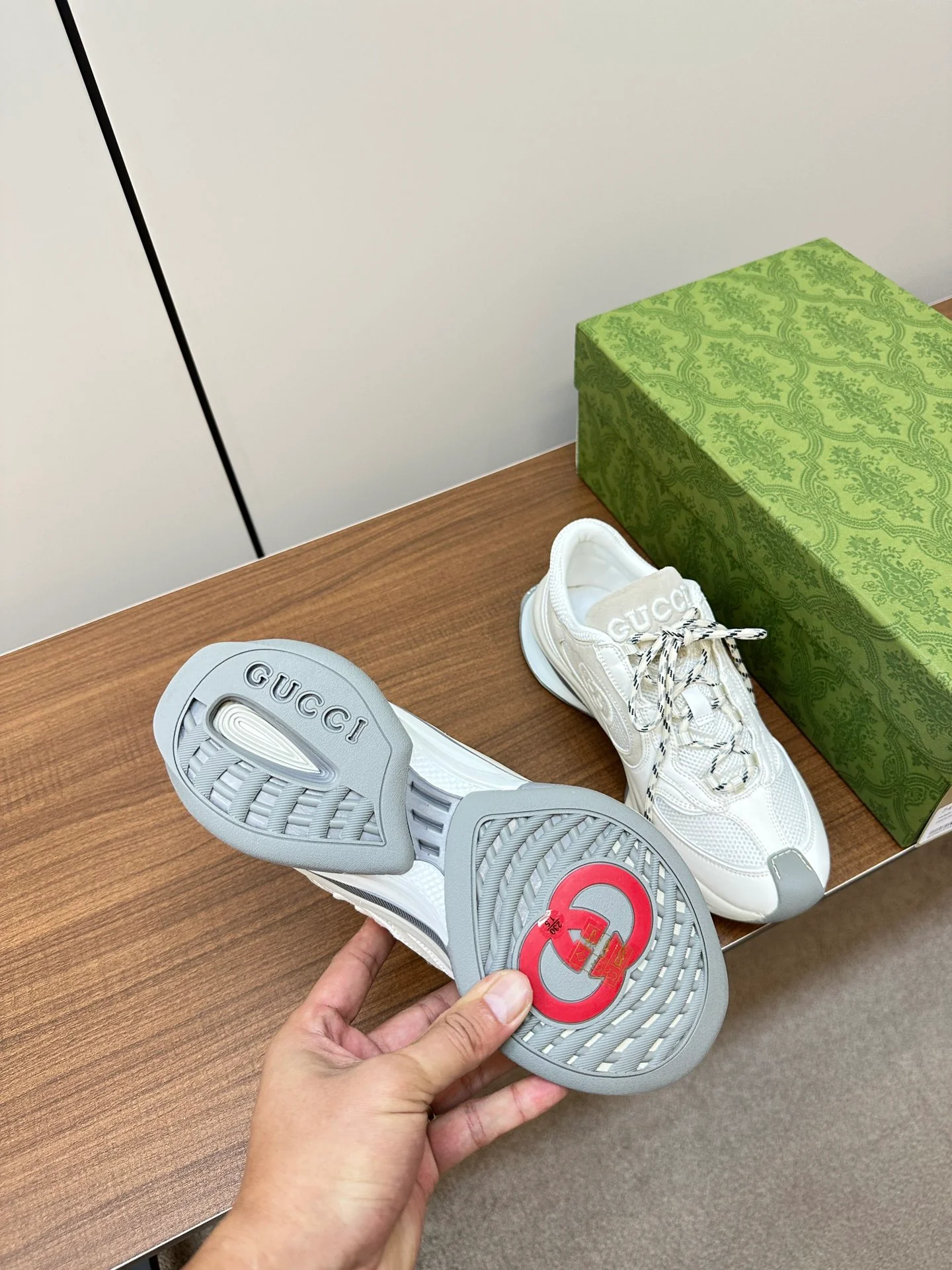 Новинка осенне-зимней коллекции Gucci 2023 — Кроссовки из однотонного вязаного кроя — Унисекс — Белые