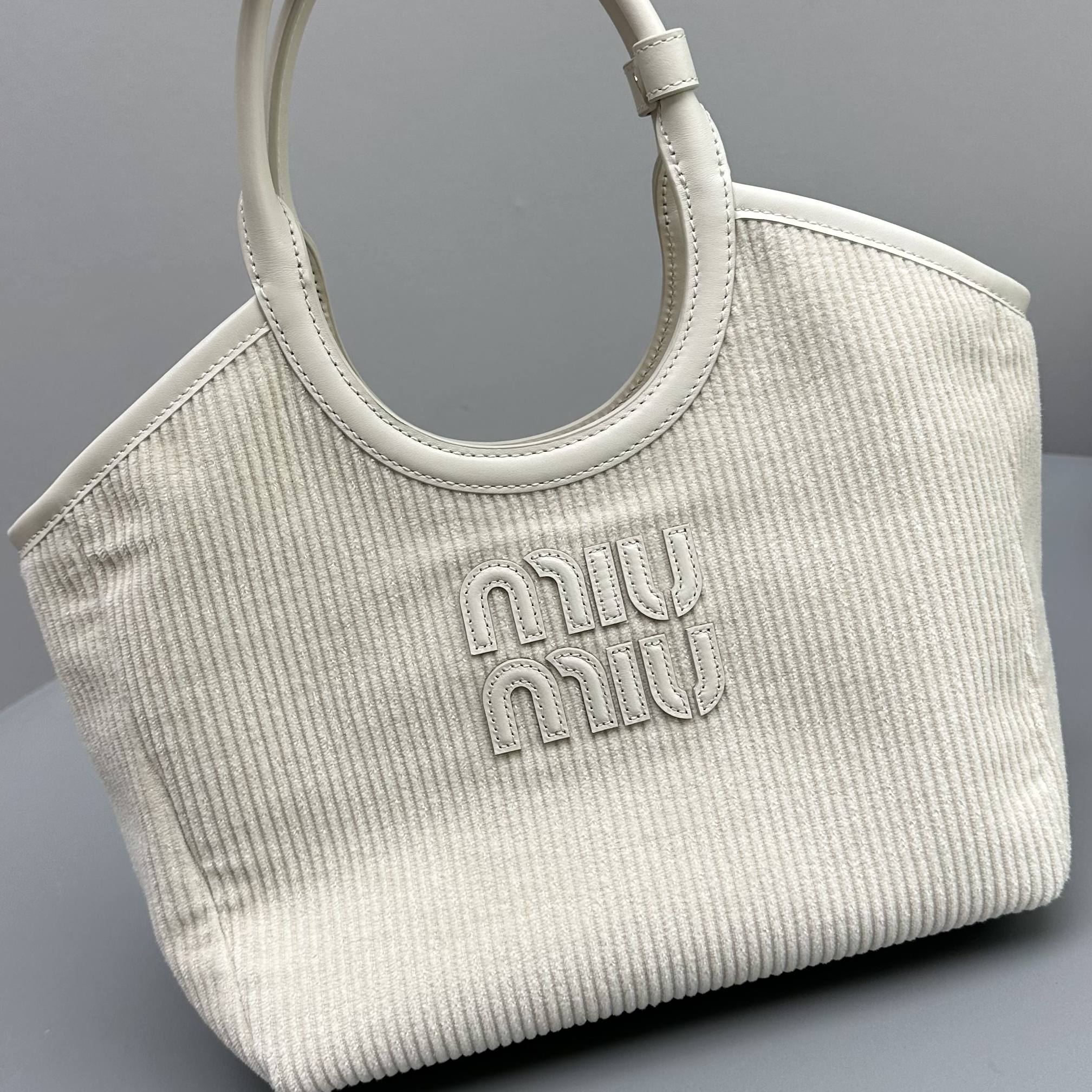 Сумка-тоут Miu Miu Ivy - Вельветовая - Маленькая - Белая