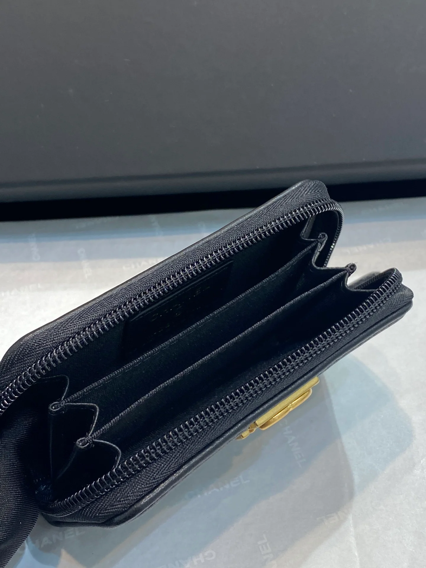 Классический кошелек для монет Chanel Le Boy на молнии — черно-золотой