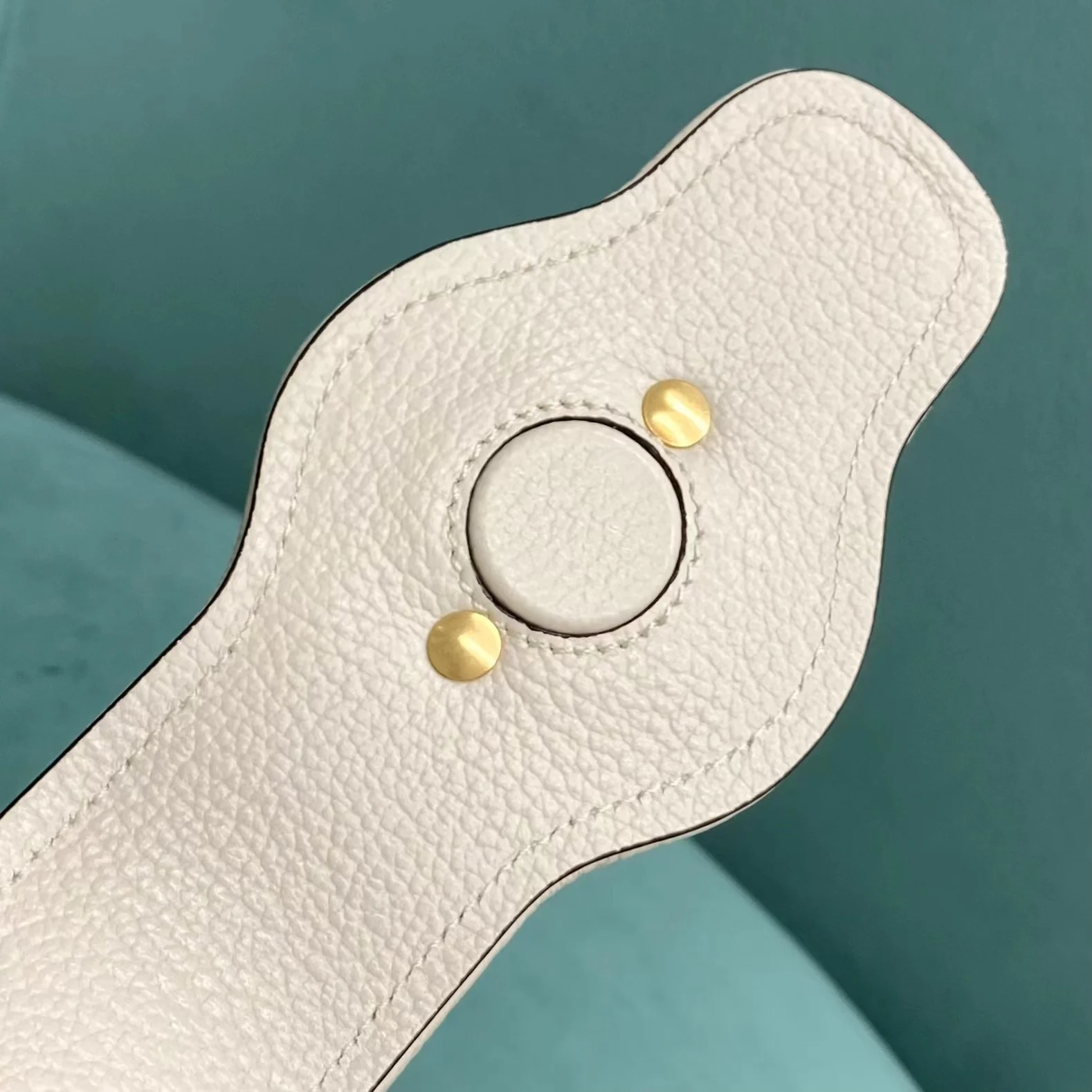 Весенняя коллекция Gucci 2023 — сумка через плечо ?Полумесяц? — белая.