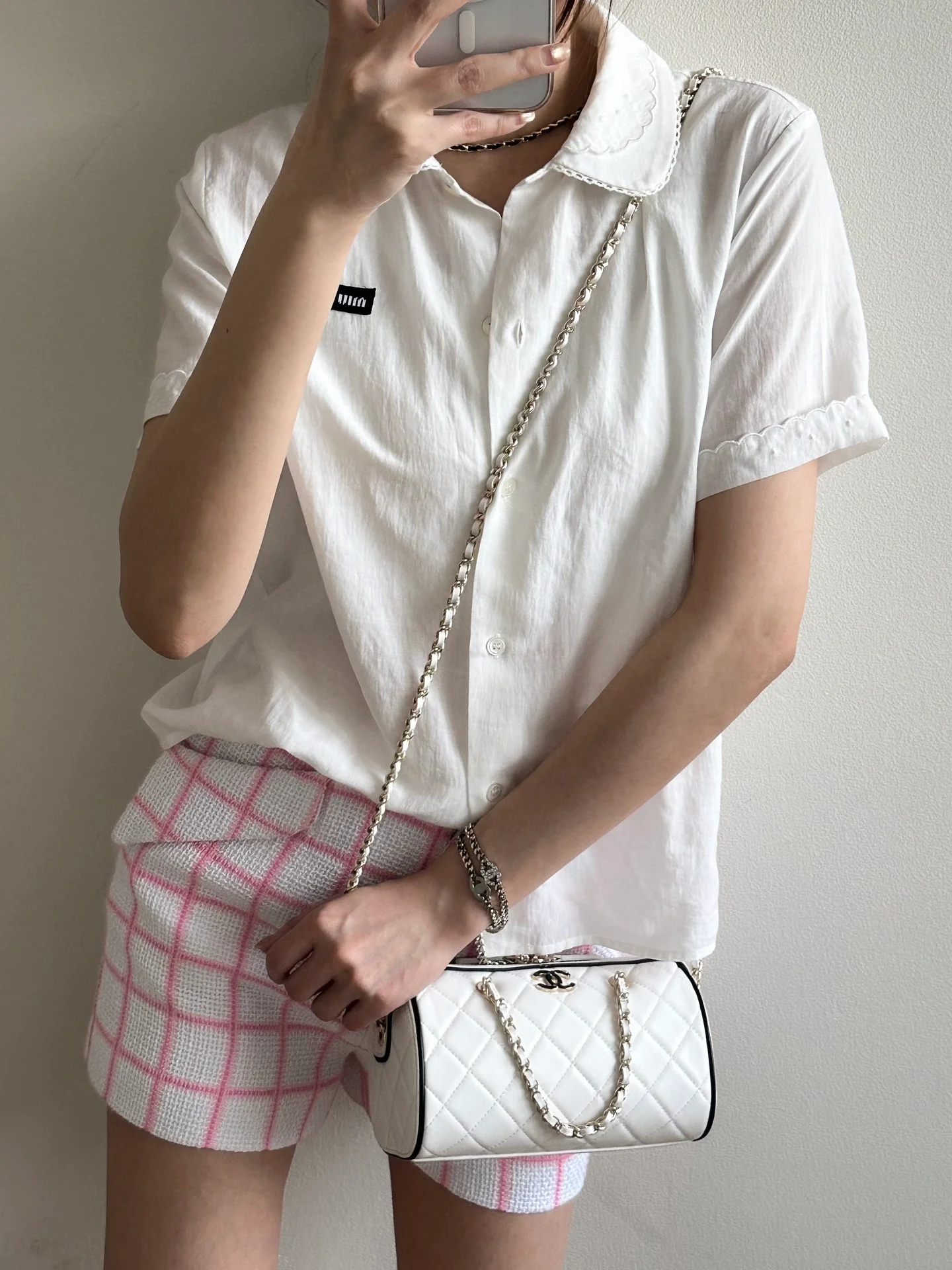 Мини-шар для боулинга Chanel 25 пенсов, весенне-летний, из овечьей кожи, белый с черной отделкой.