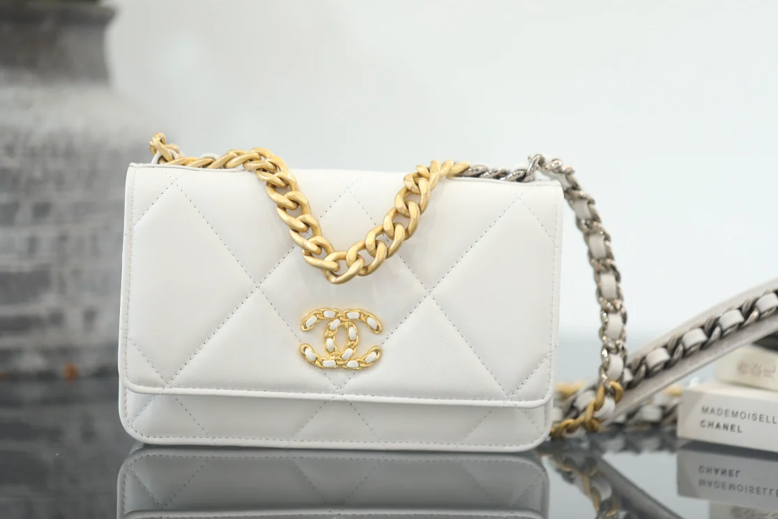 Chanel - Коллекция 19 WOC - Белая овечья кожа с золотой пряжкой