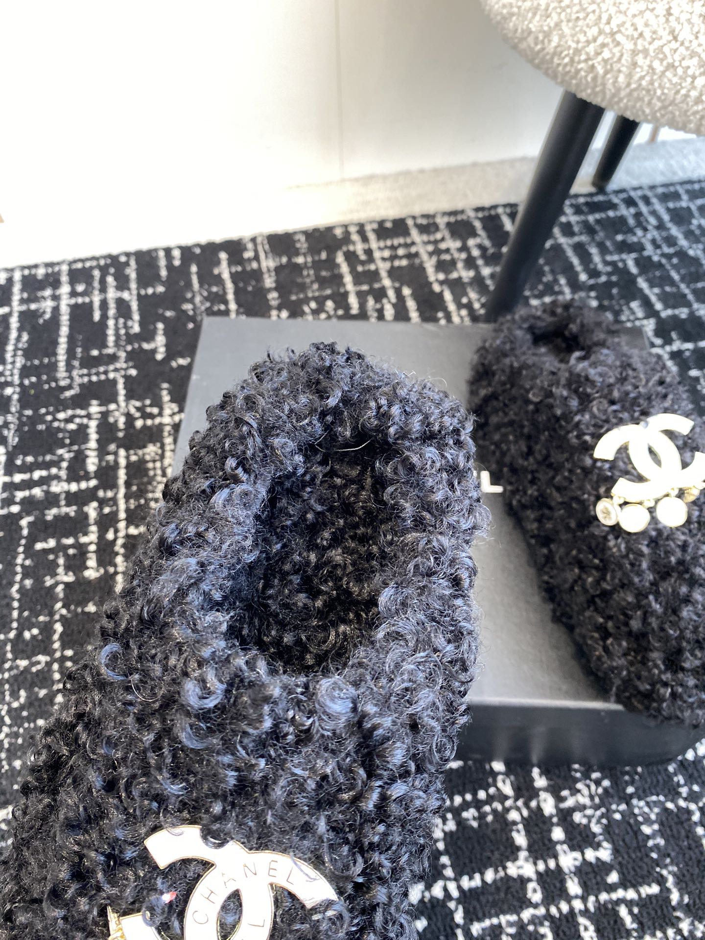 Меховые тапочки Chanel 2024 - черные