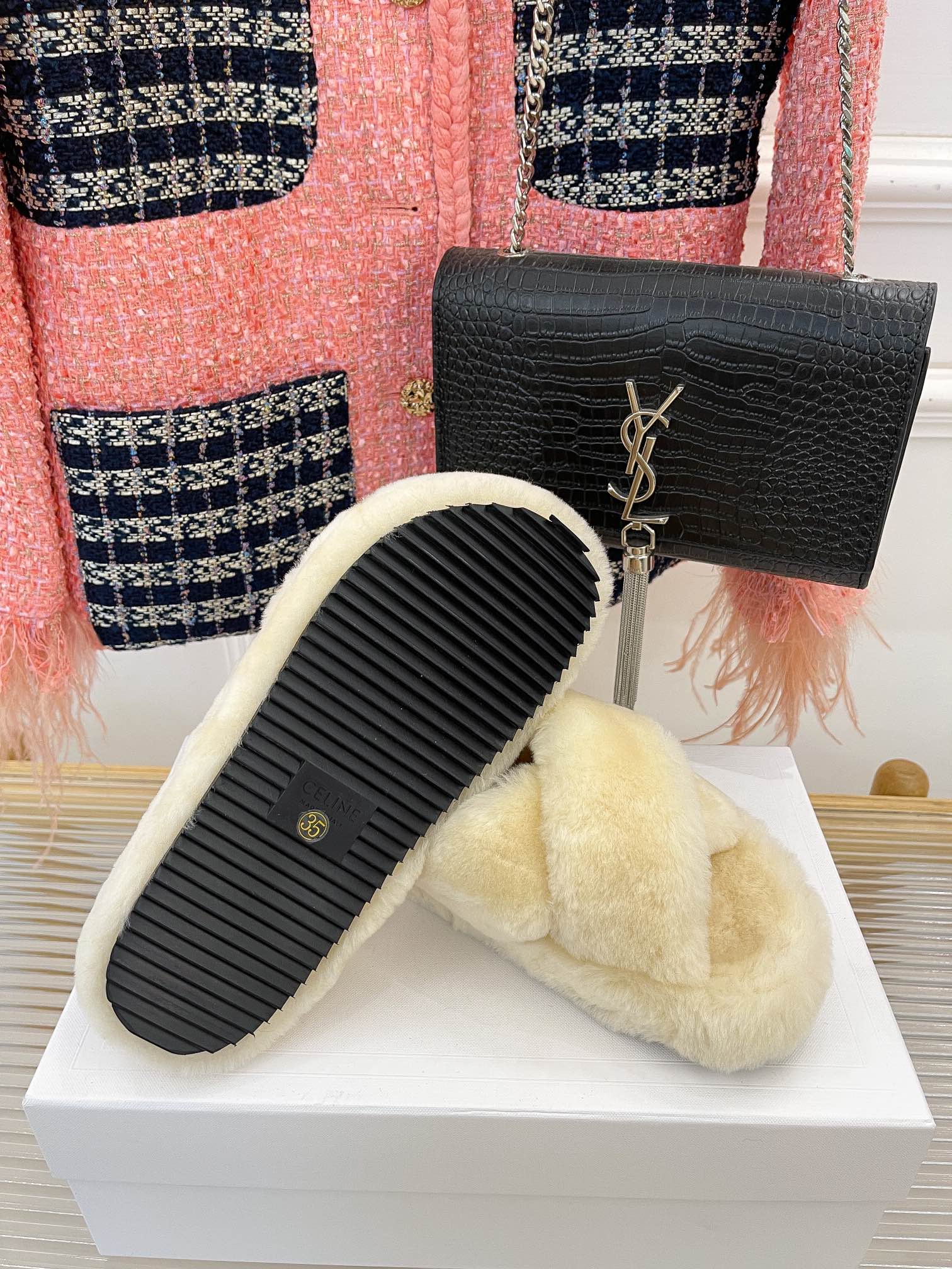 Коллекция Celine Осень/Зима 2022 - Шерстяные тапочки с перекрестным кроем