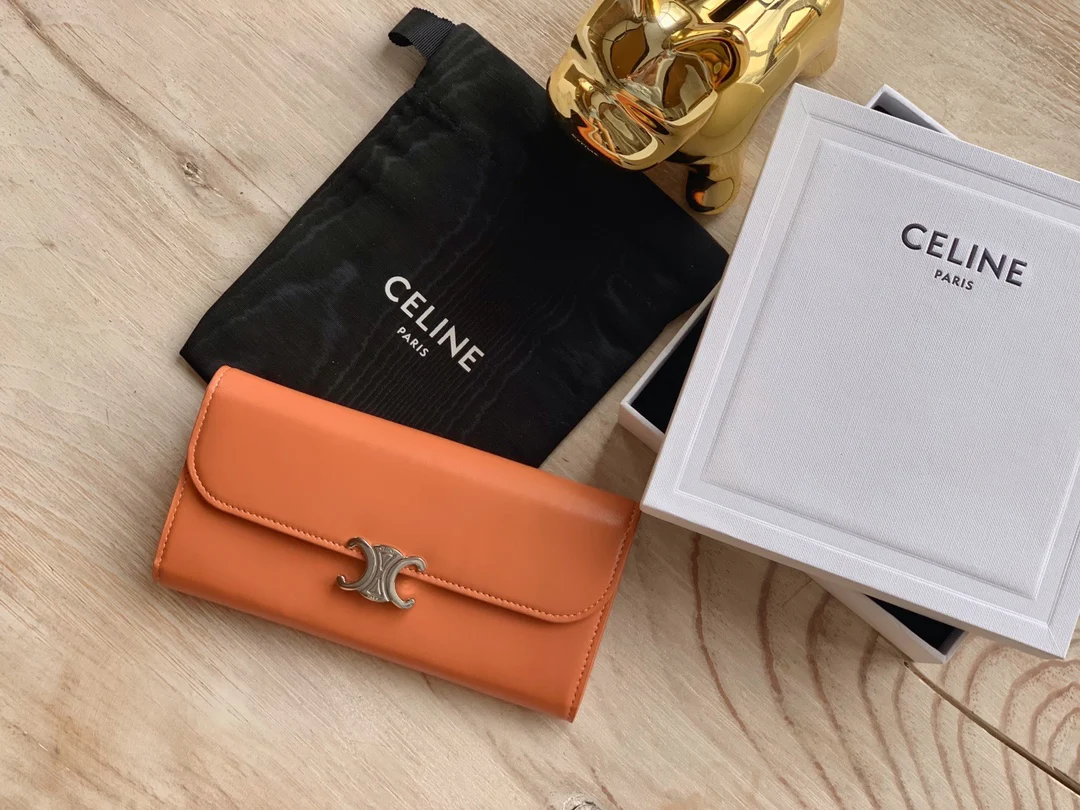 Celine TRIOMPHE 大号亮泽光滑羊皮革翻盖长夹