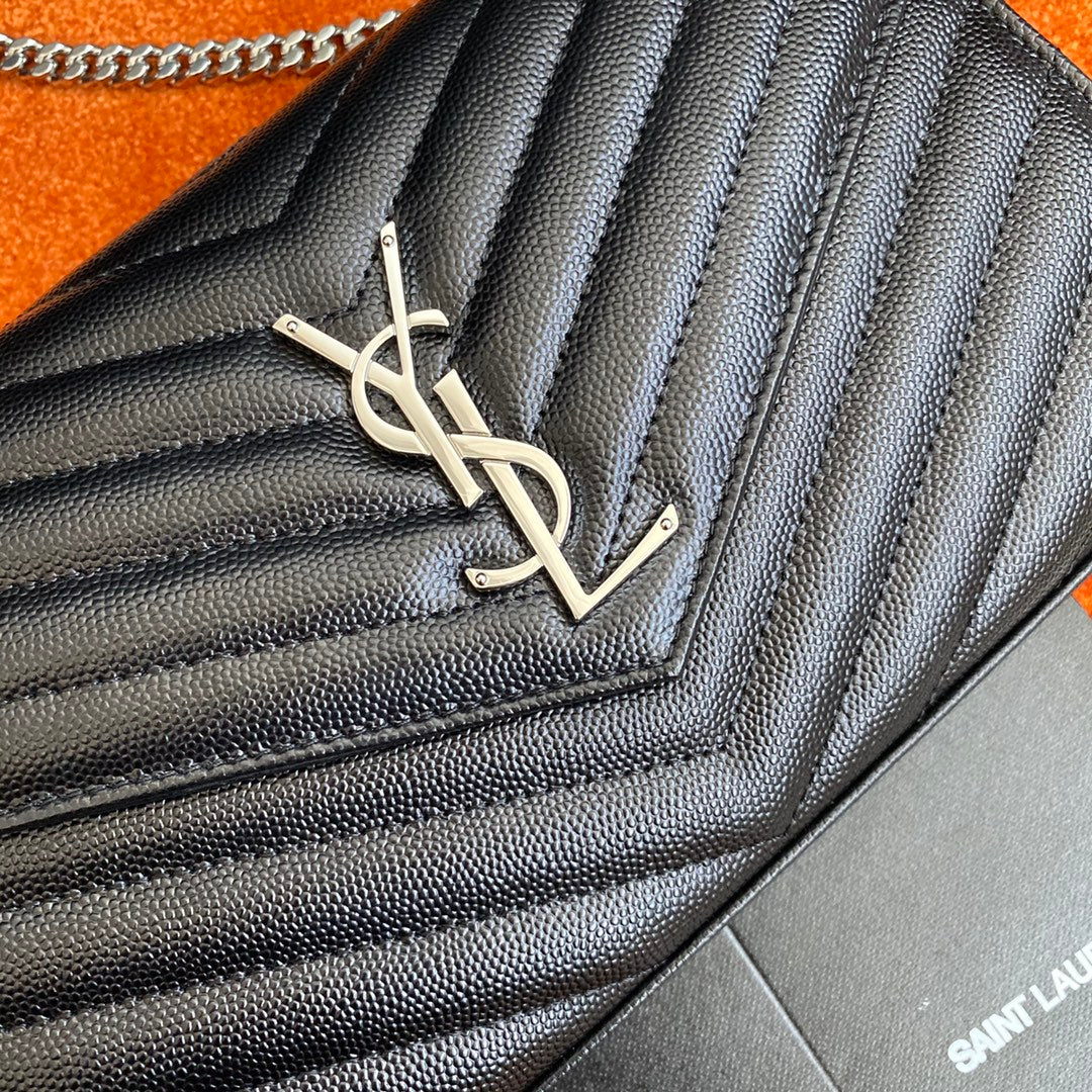 Сумка-конверт YSL с монограммой из икры — черная с серебристой фурнитурой.