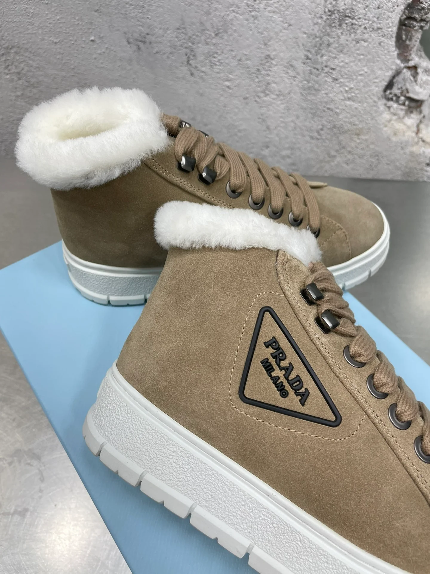 Новинка сезона осень/зима 2022 от Prada - Снежные сапоги - Стиль знаменитостей
