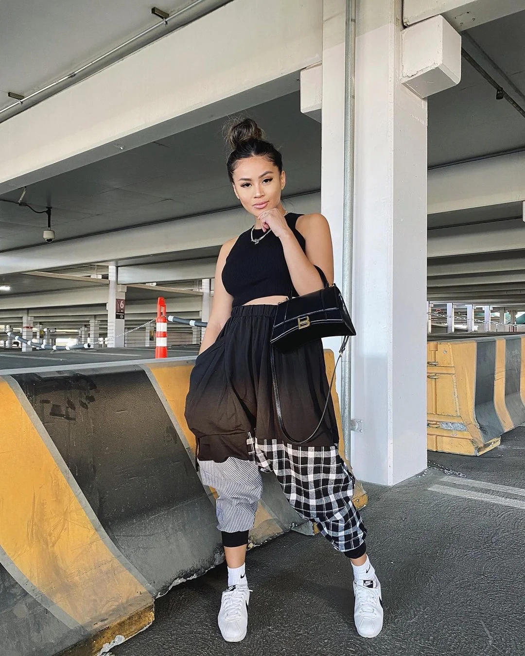 Сумка Balenciaga Hourglass — черная, из гладкой кожи, с золотой пряжкой — изображение опубликовано в сети.