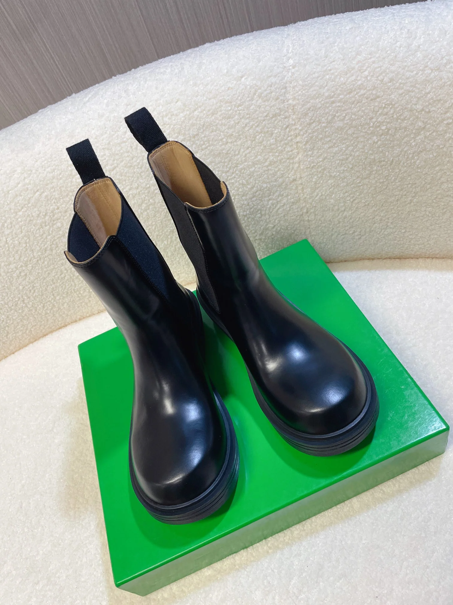 Новинка сезона осень/зима 2023 от BV - Ботинки ?Челси? пожарного типа - Ботинки с большим пальцем ноги - Глянцевый черный