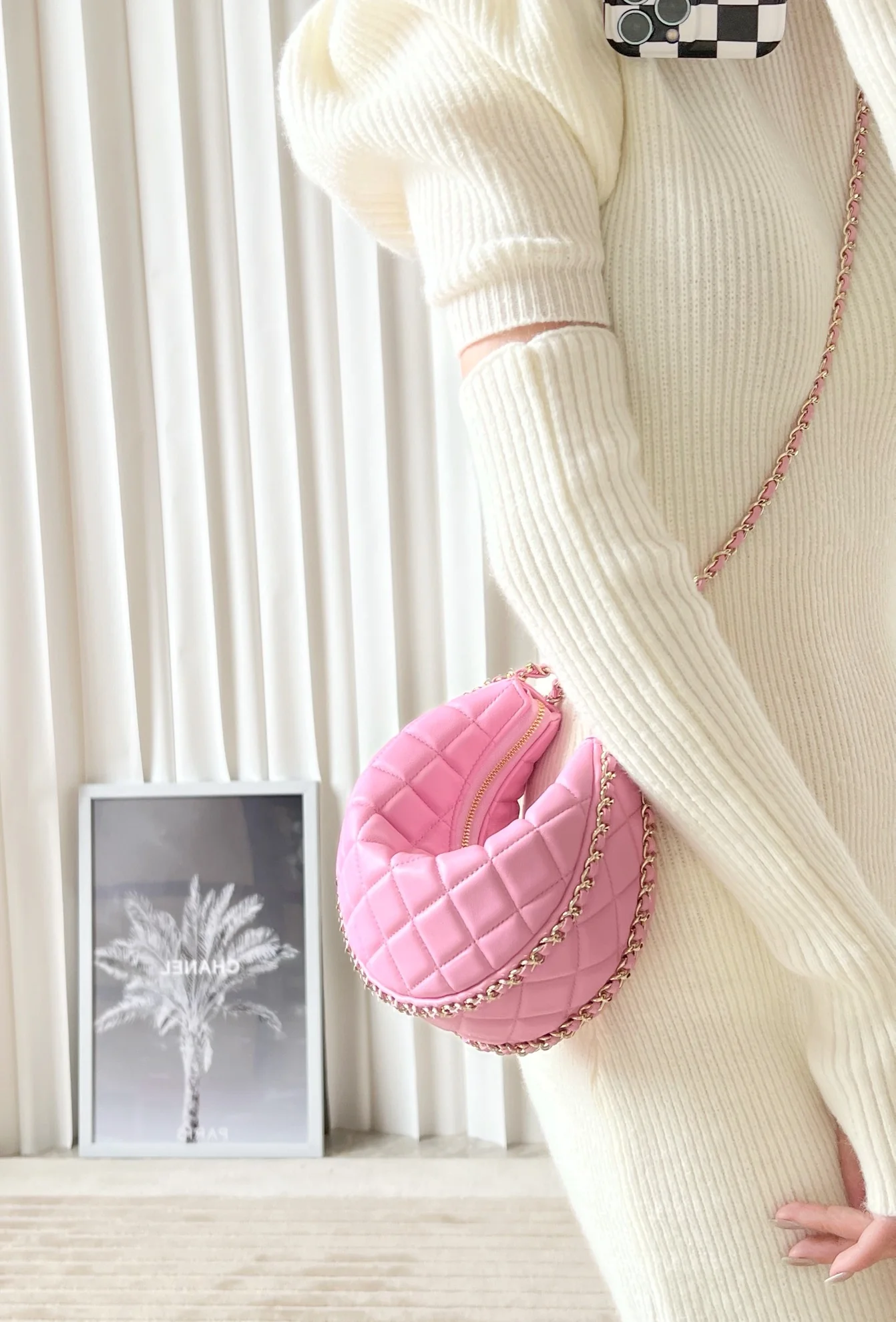 Новинка сезона весна/лето 2023 от Chanel - сумка Half Moon - маленькая - розовая - фотографии в действии.