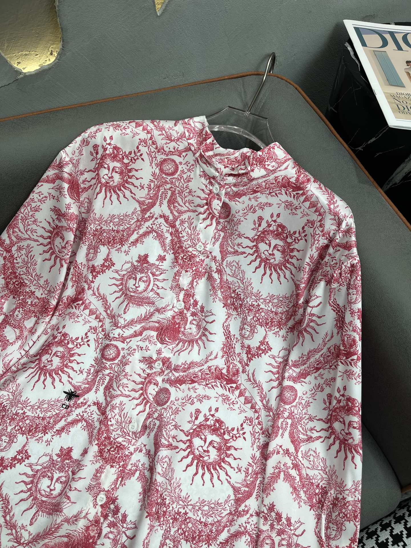 Рубашка с длинными рукавами Dior 2403-24ss весна/лето, новая модель с принтом ?Бог солнца? — красная.