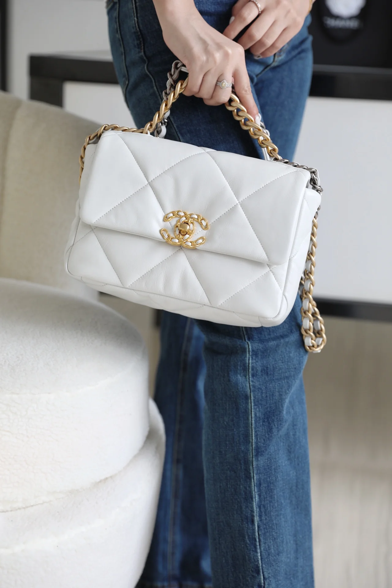 Сумка Chanel 19 - маленькая, белая.