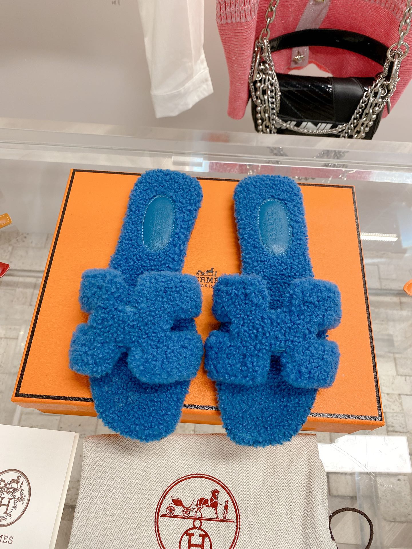 Новинка сезона осень/зима 2022 от Hermes - Тапочки Oran из чистой овечьей шерсти на плоской подошве - 2 шт.