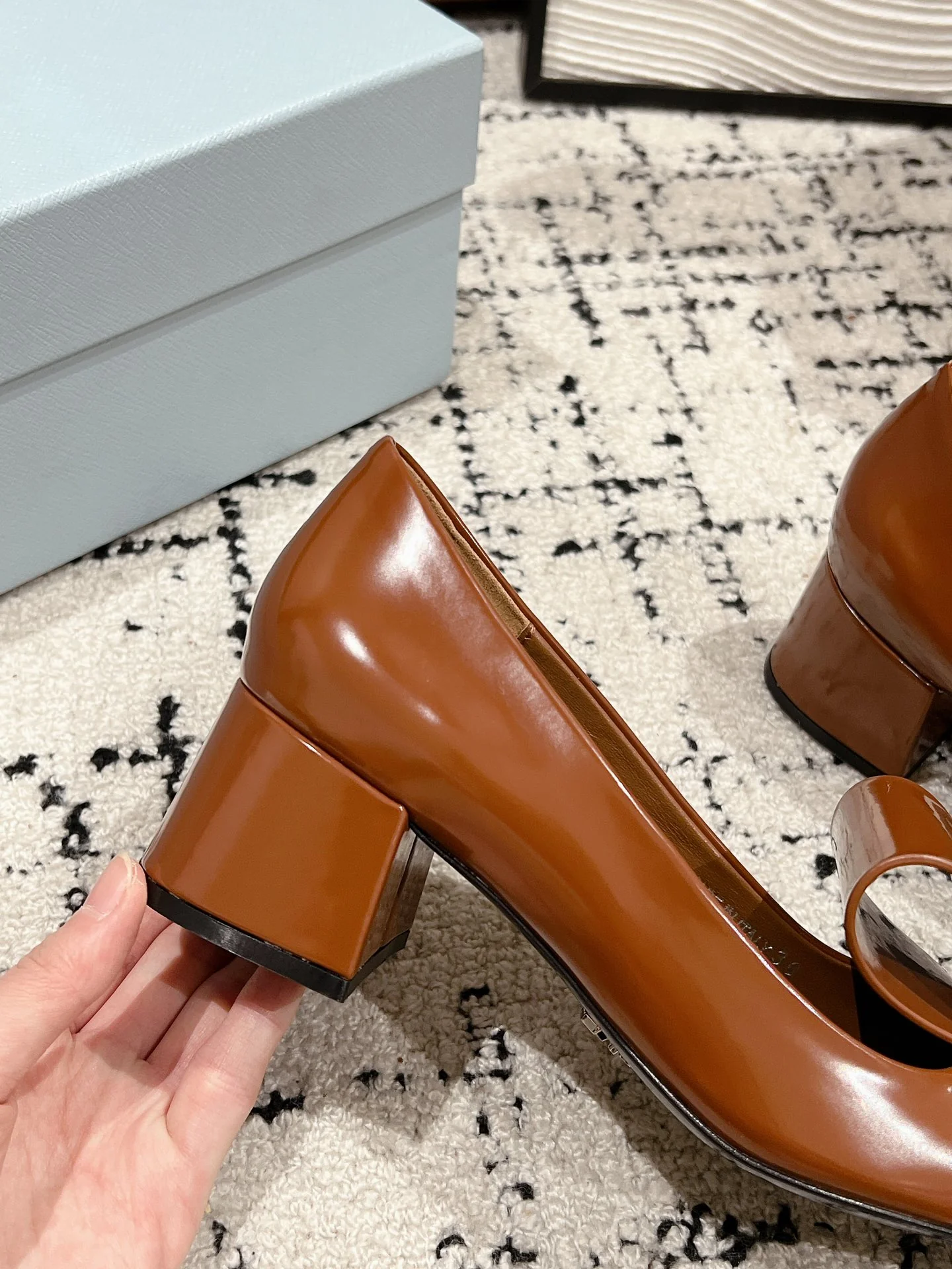 Туфли-мэри-джейн на массивном каблуке Prada 2024 года — кофейно-коричневые.