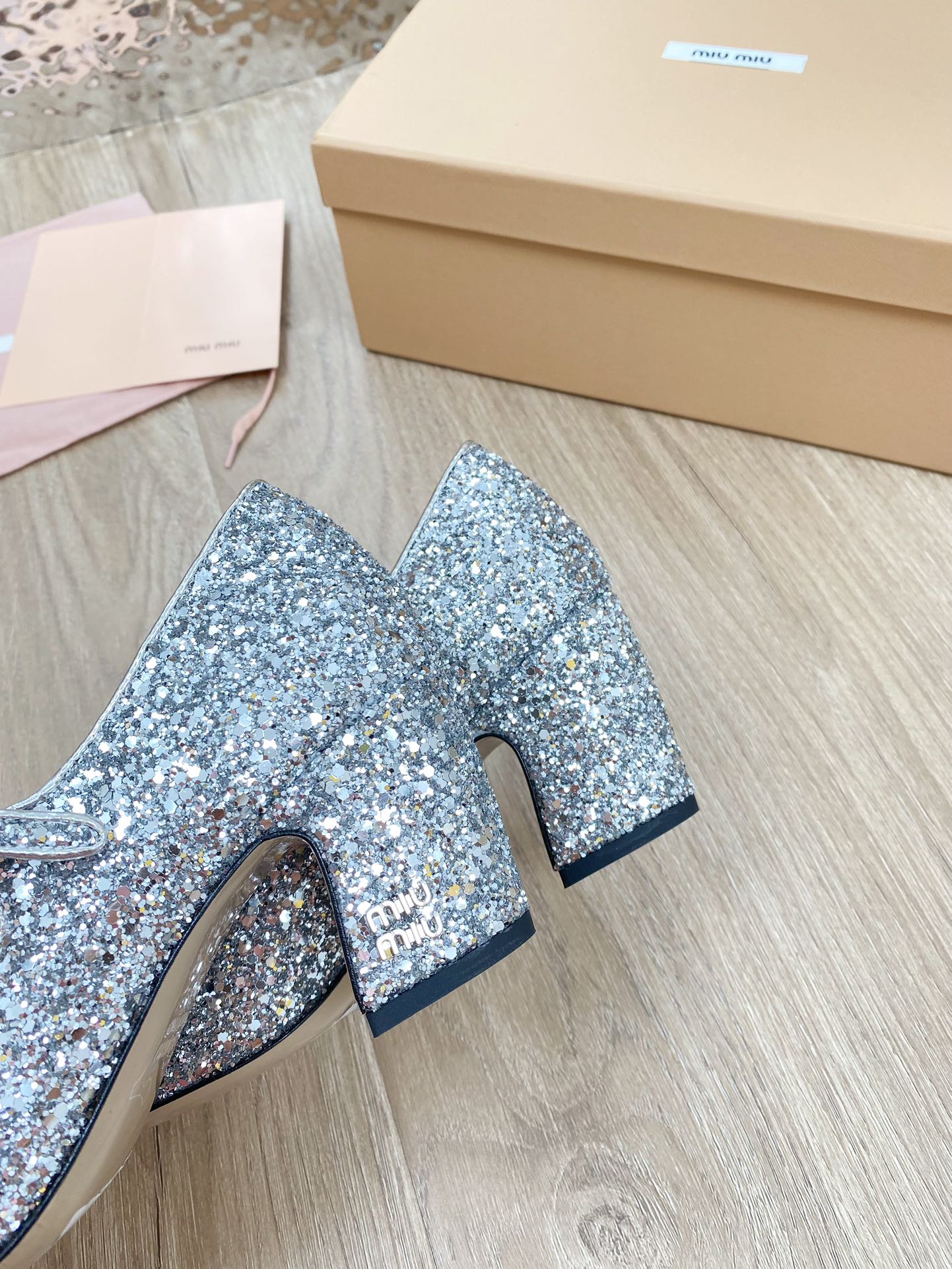 Новинка весны 2023 года от Miu Miu - Туфли на массивном каблуке Greta из лакированной кожи - Серебристые