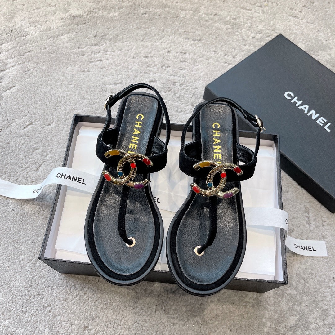 Новинка сезона весна/лето 2023 от Chanel - сандалии из овечьей кожи с драгоценными камнями - черные.