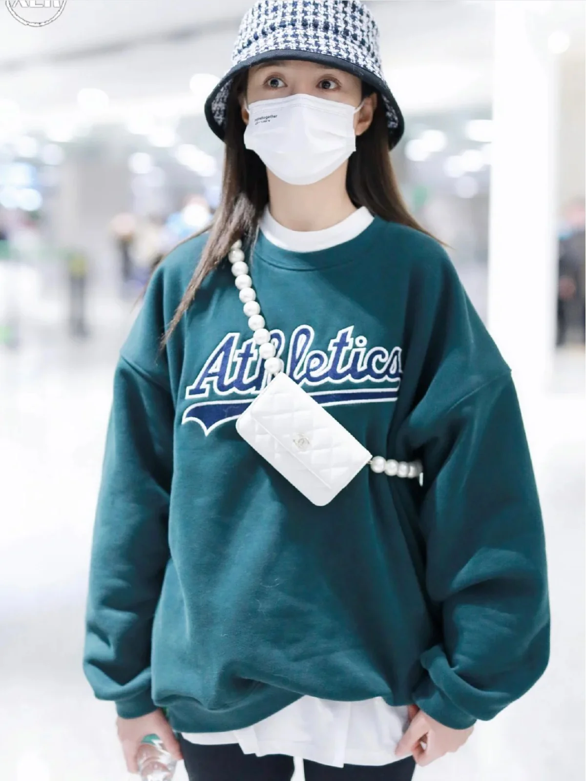 Маленькая сумочка Chanel с жемчужной цепочкой