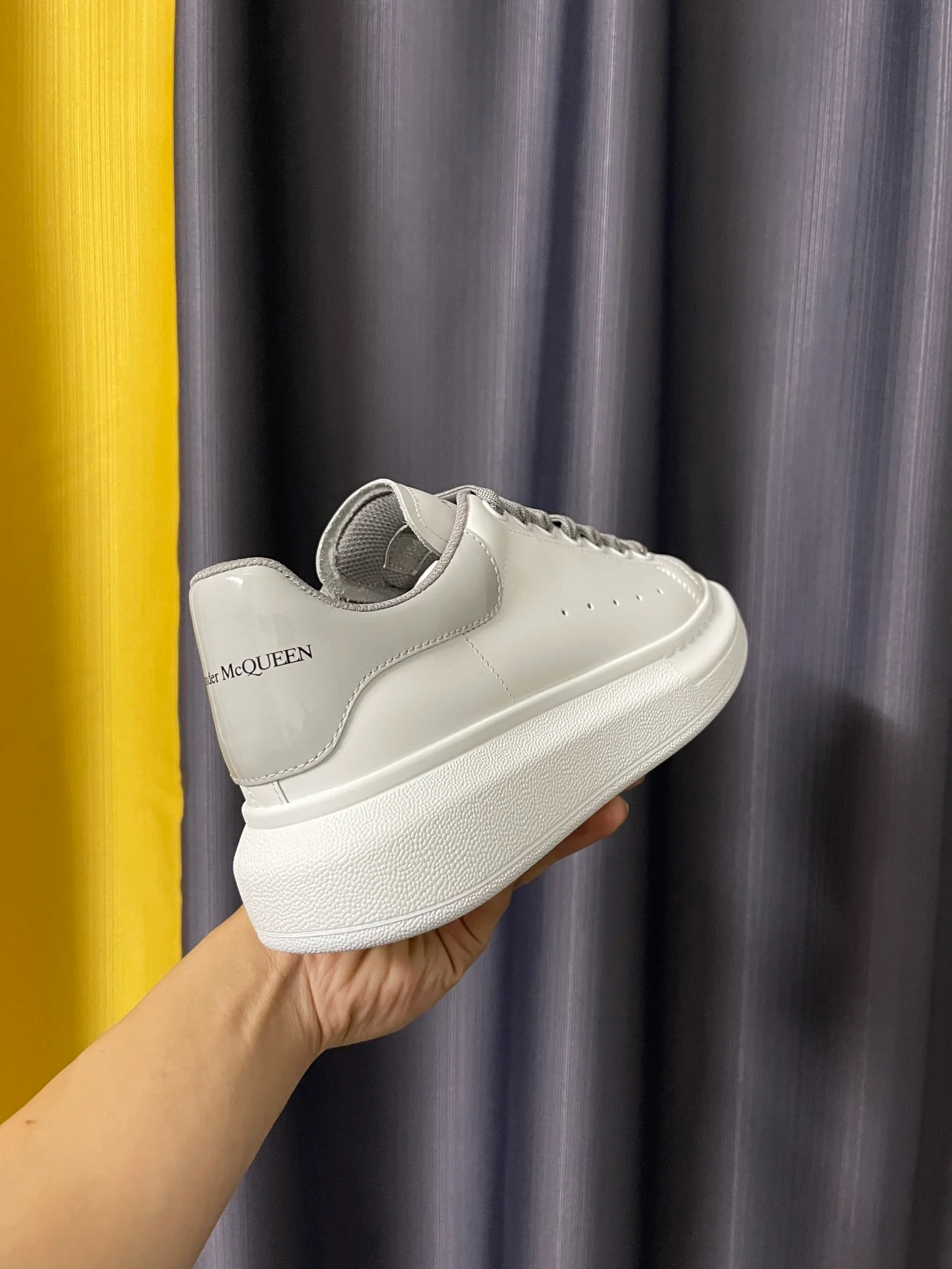 Классические белые кроссовки McQueen - унисекс - на каблуке из серой лакированной кожи