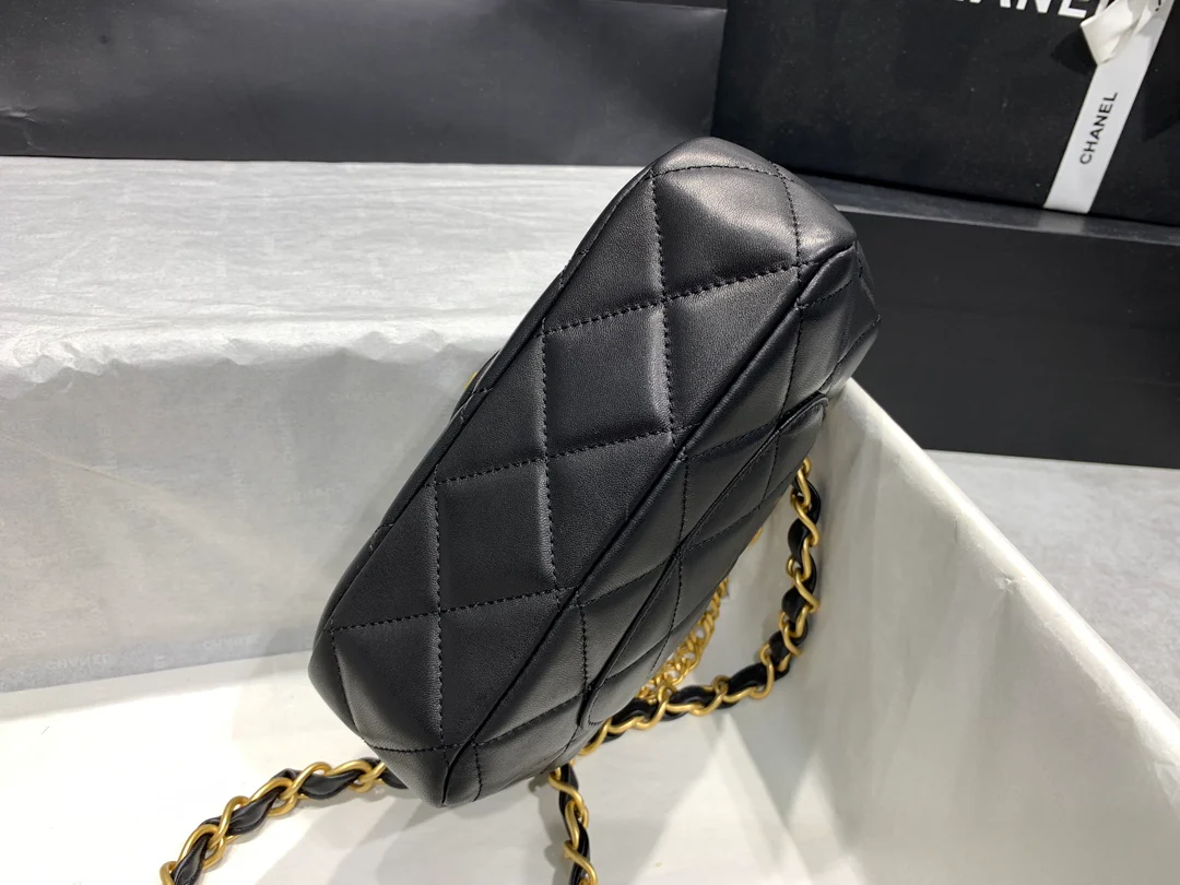 Новинка сезона весна/лето 2023 от Chanel - сумка Gold Coin CF - черная - 1