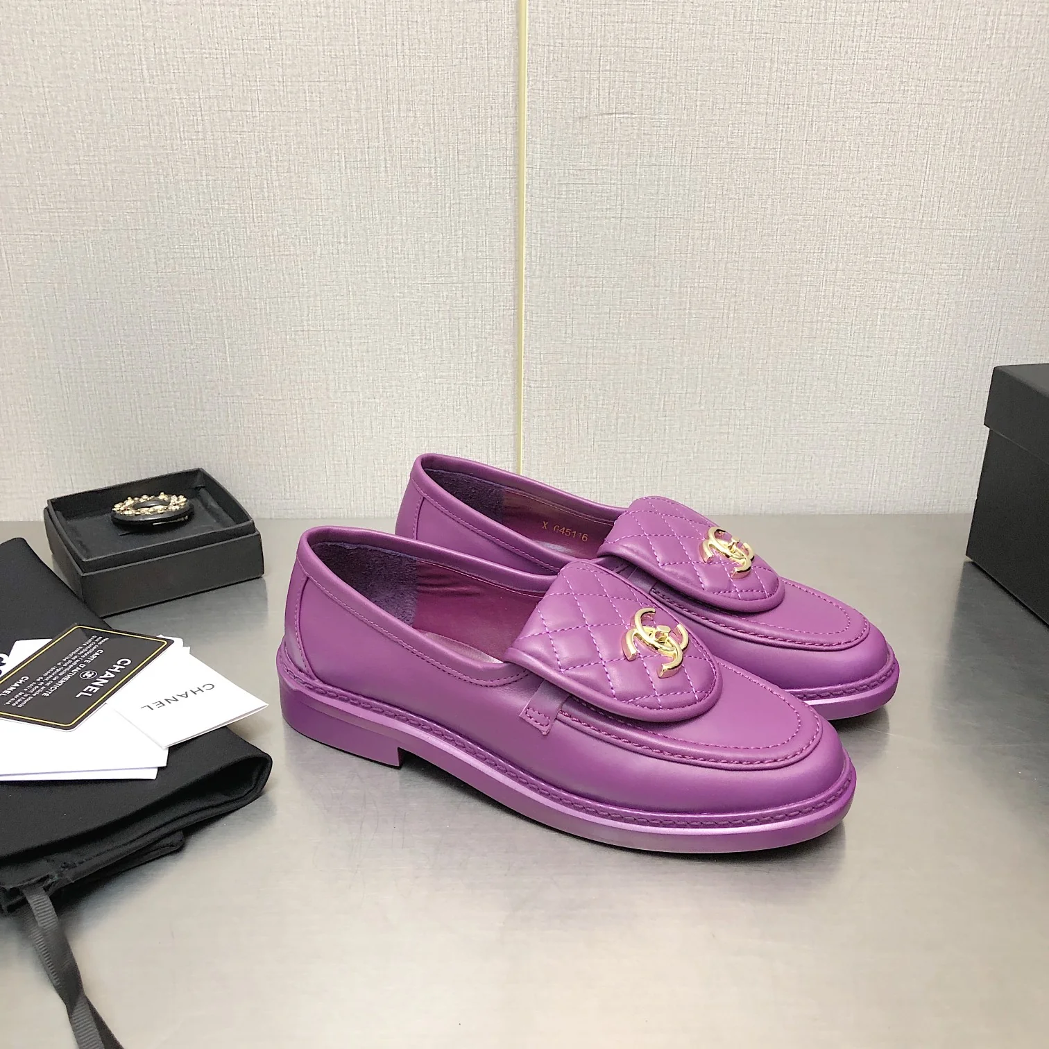 Коллекция Chanel 2022 года с подиума - Стеганая прическа афро - Фиолетовая