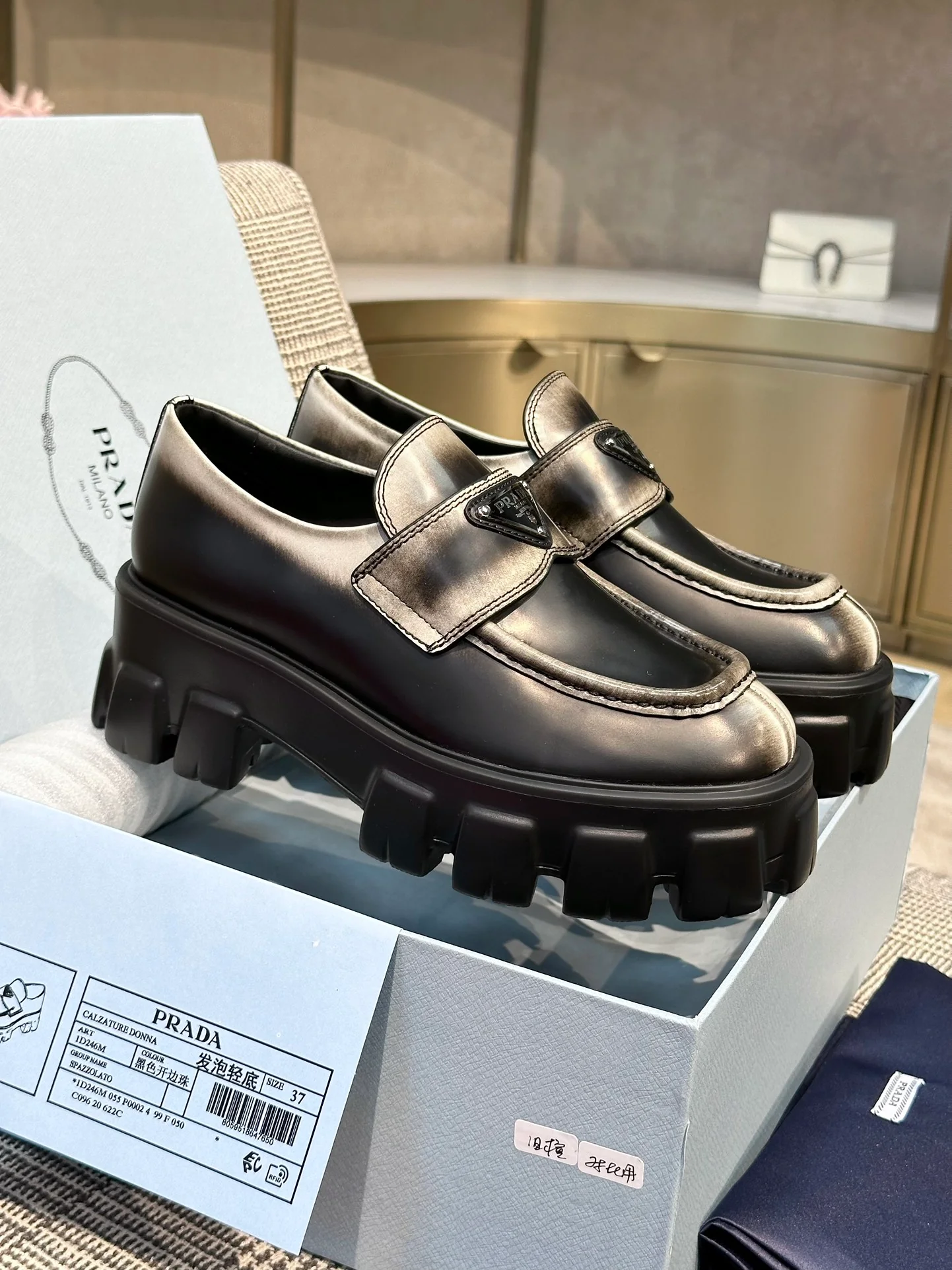 Лоферы на платформе Prada 2024 - серые