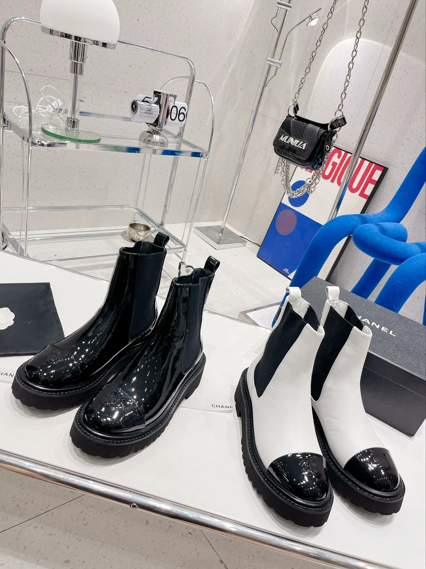 Новинка сезона осень/зима 2022 от Chanel - Ботинки челси на молнии - Белые