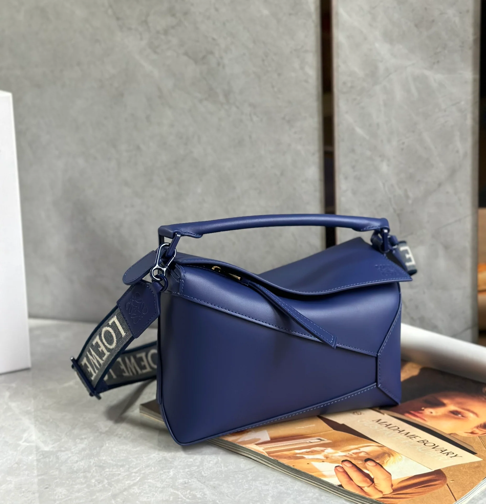 Сумка Loewe Puzzle Geometric с плечевым ремнем в виде буквы — темно-синяя.