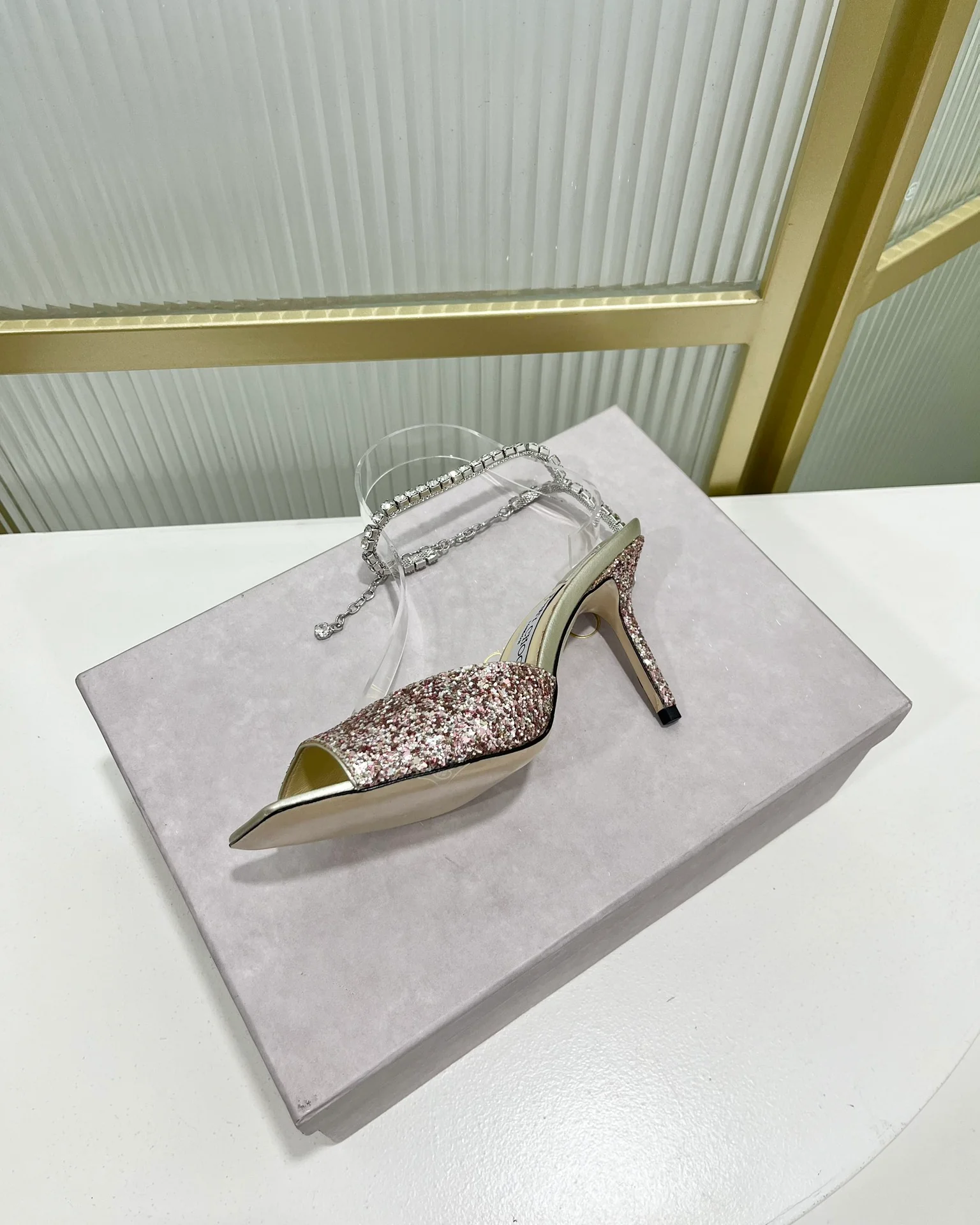 Jimmy - Новинка 2023 года - Босоножки на высоком каблуке с открытым носком и цепочкой - 8-5 см - Розово-серебристый