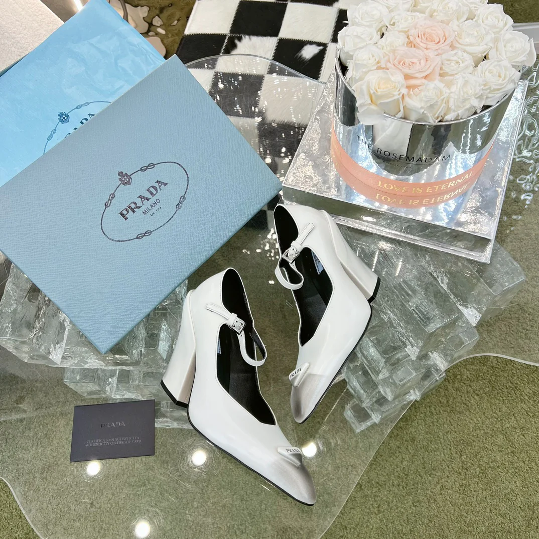 Новинки Prada весна/лето 2023 - Коллекция Мэри Джейн - Туфли на массивном высоком каблуке - Белые