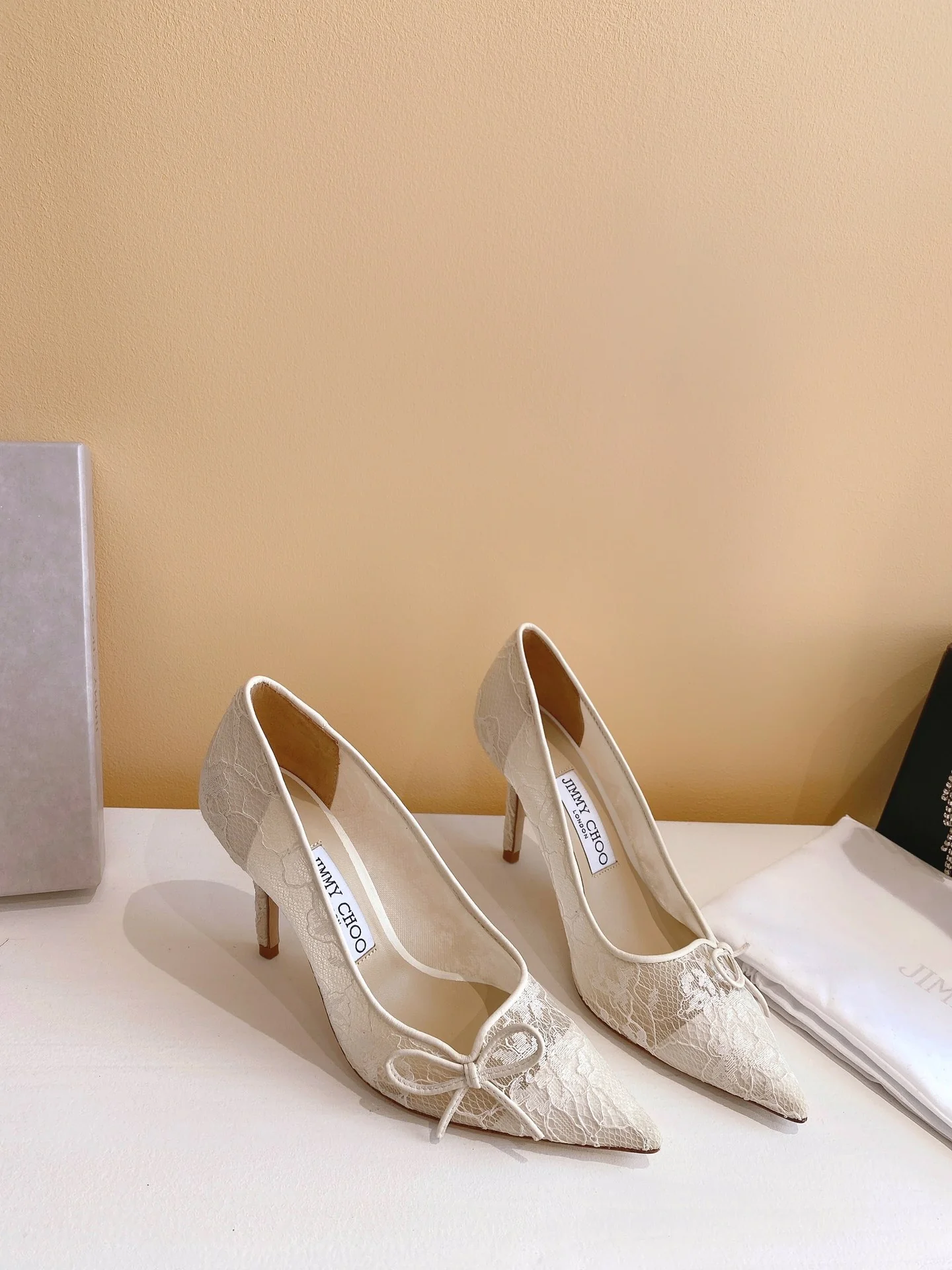 Туфли на высоком каблуке Jimmy 22ss из кружева и овечьей кожи с острым носком, абрикосового цвета.