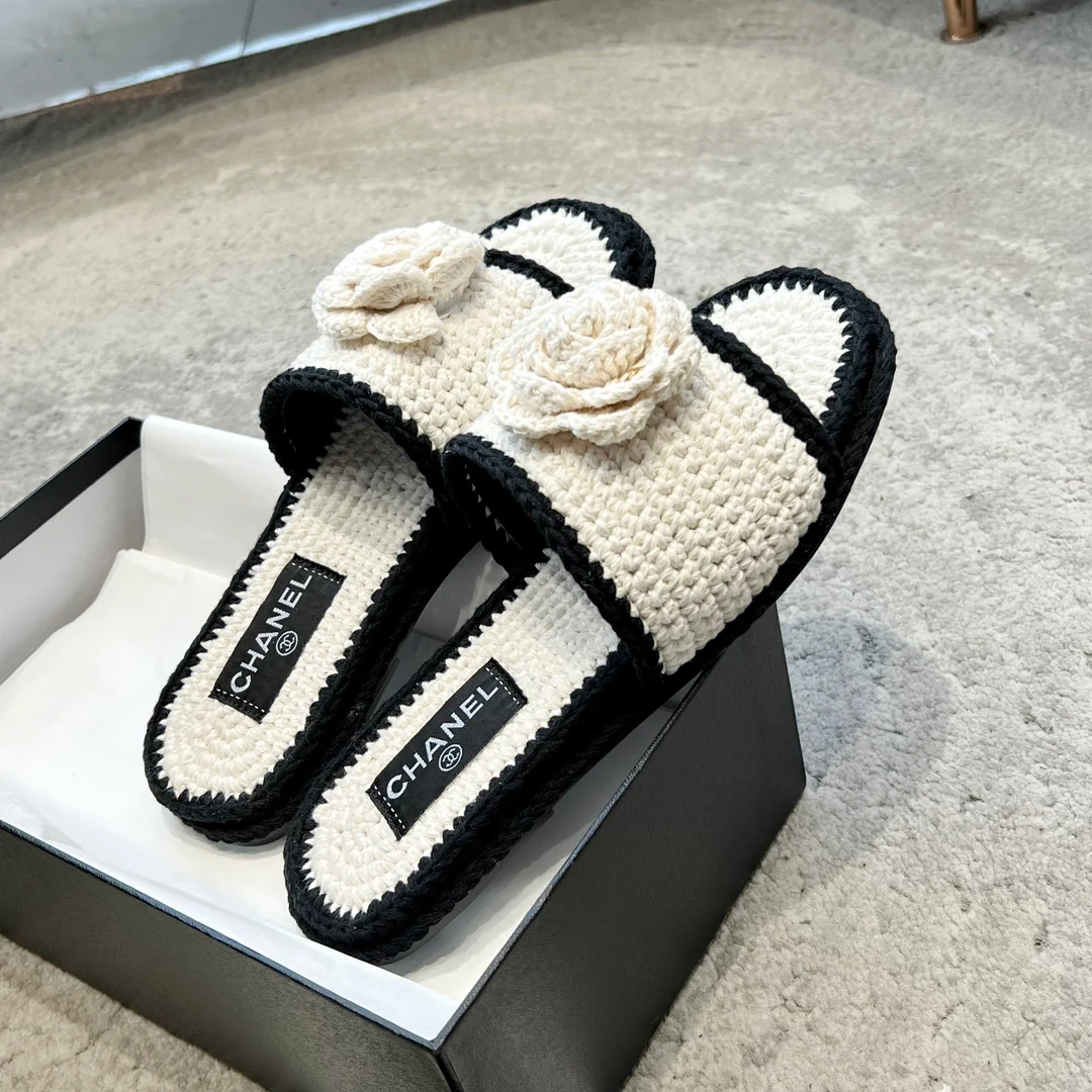Новинка сезона весна/лето 2023 от Chanel - Плетеные тапочки с камелиями - Белые