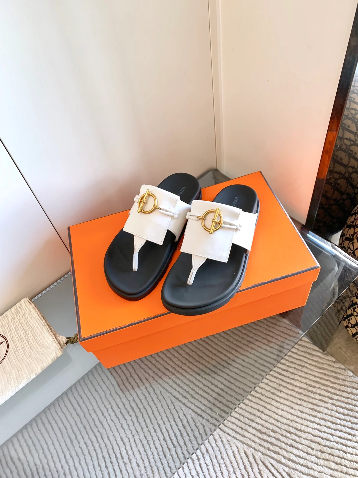 Hermes - Металлические шлепанцы с кольцом - Белые