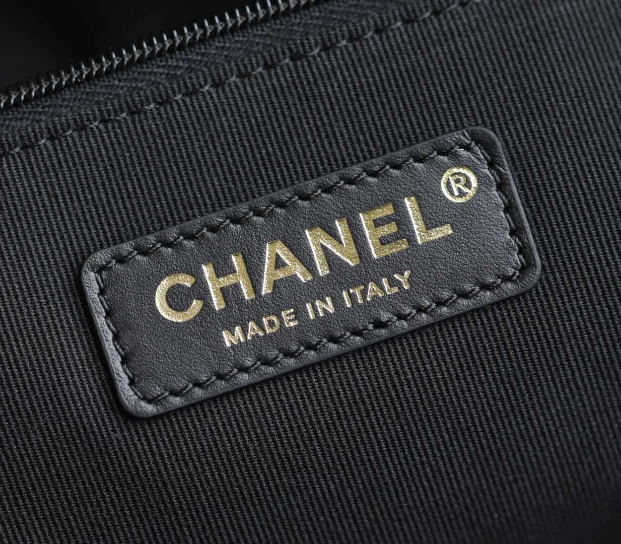 Chanel - Замшевая прямая сумка-шоппер - Коричневая с золотой фурнитурой