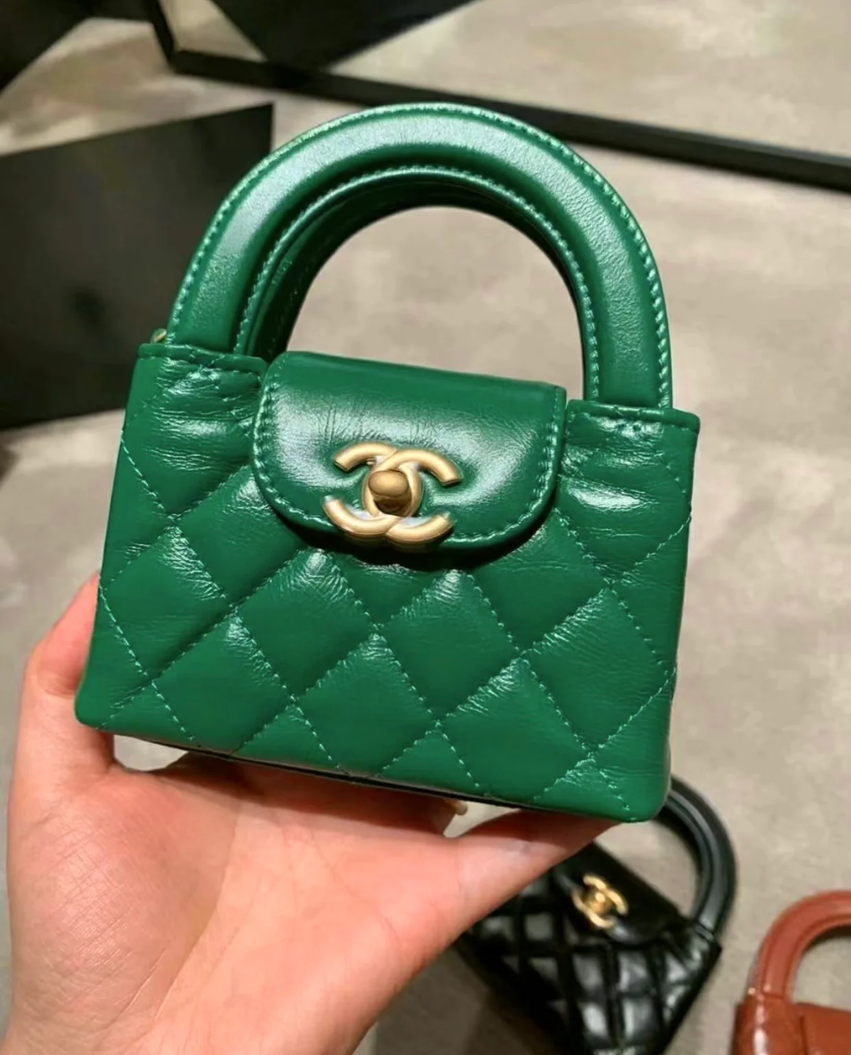 Мини-сумочка Chanel Kelly на цепочке - изумрудно-зеленая