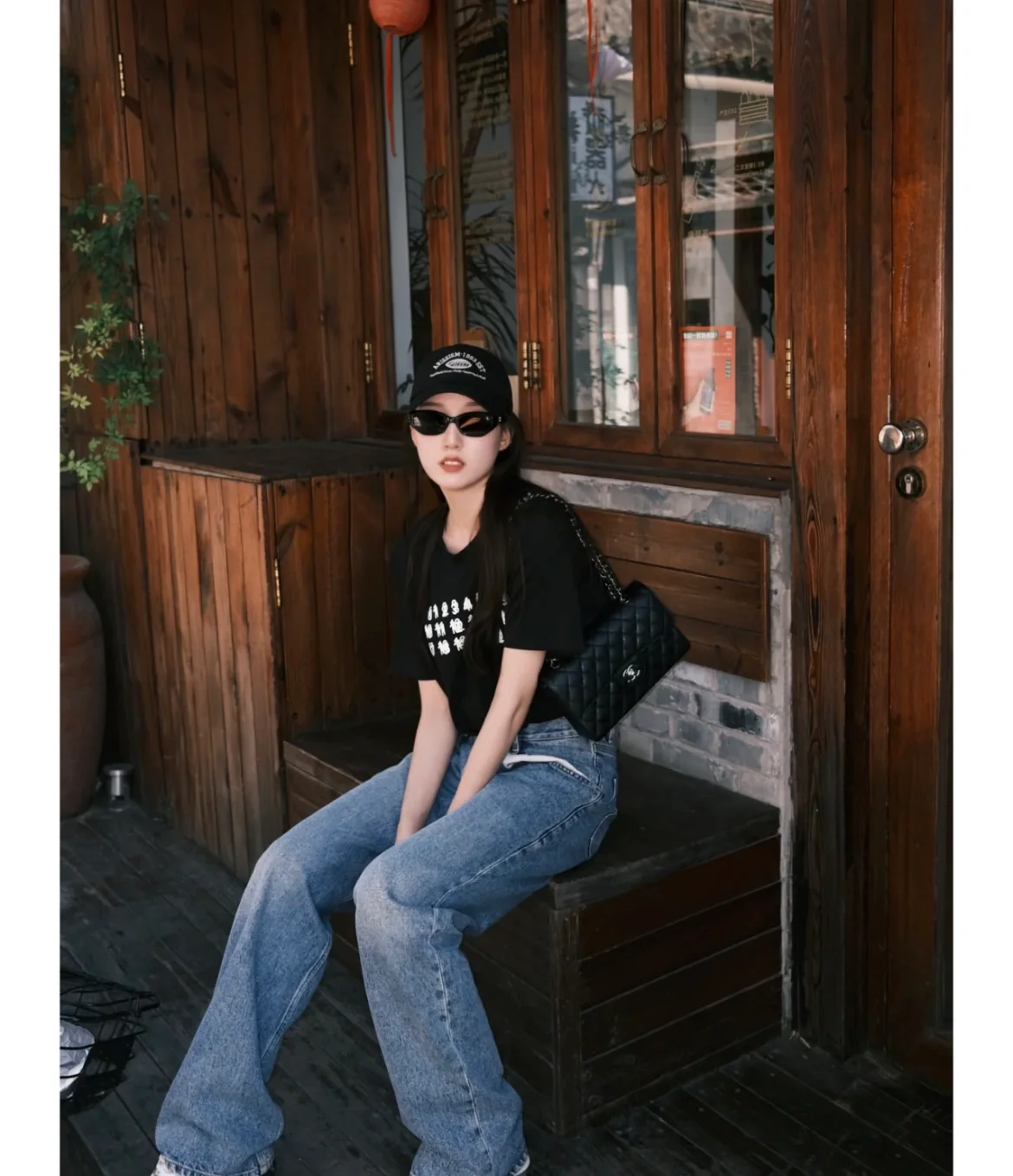 Сумка Chanel CF25 из зернистой кожи с серебристой фурнитурой и цепочкой — черная.