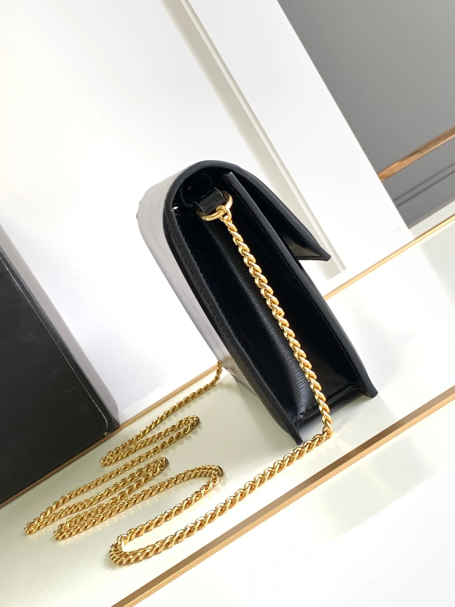 Сумка Celine Soir Triomphe WOC из кожи с цепочкой, осень/зима 2023, черная.