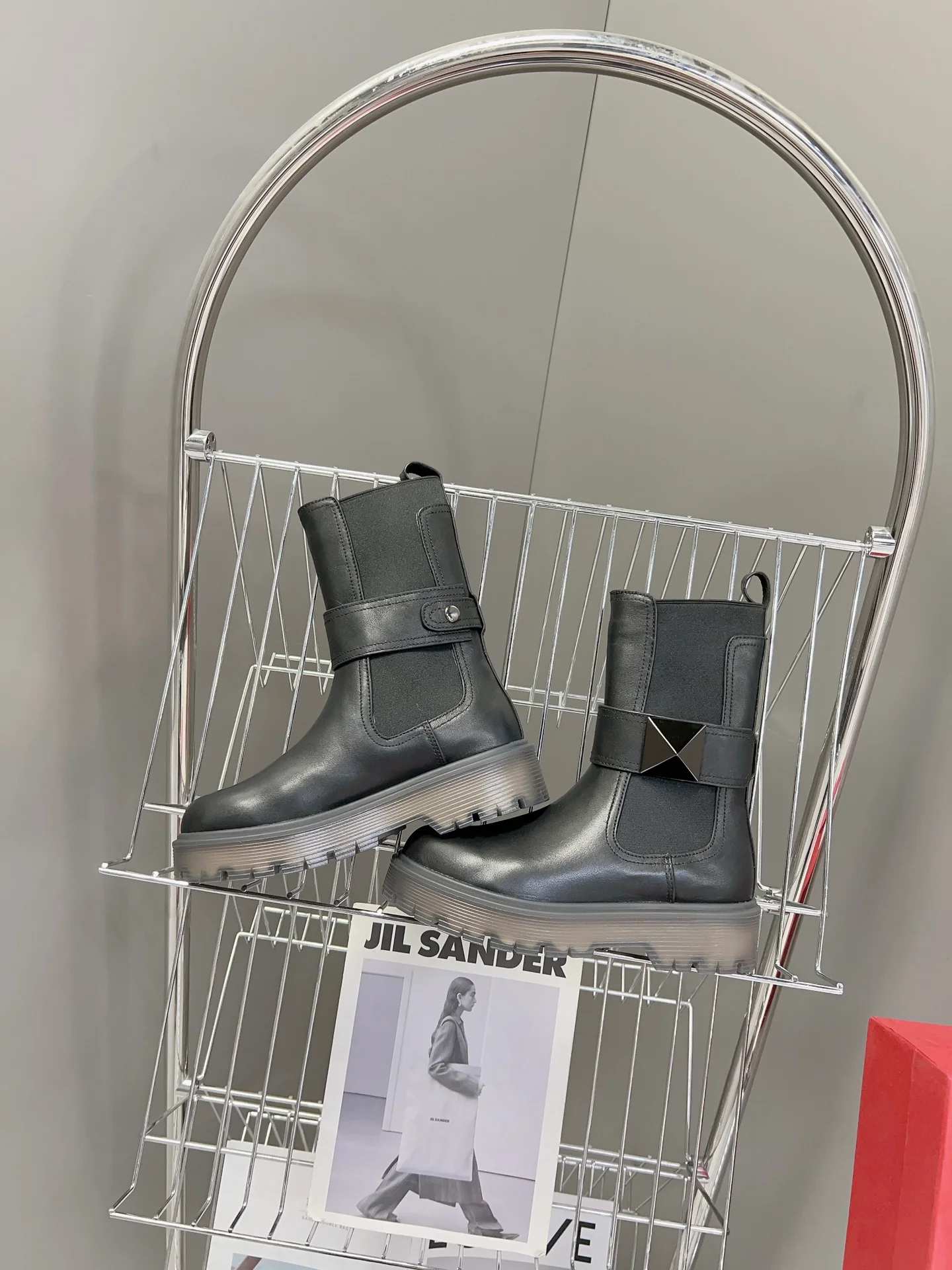 Коллекция Valentino осень/зима 2023, представленная на подиуме - Ботильоны - С крупными заклепками сбоку - Черные