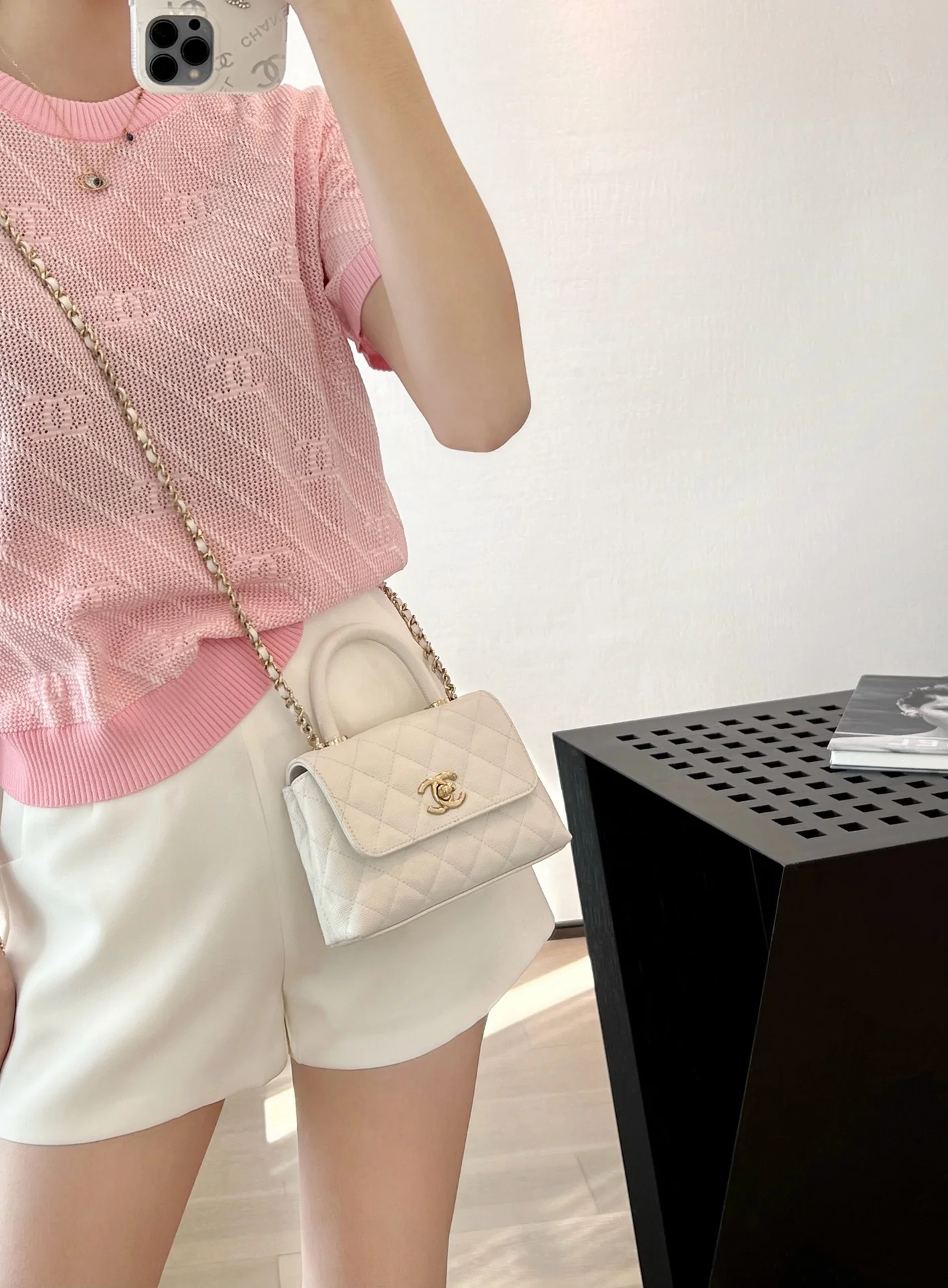 Сумка Chanel с цепочкой и клапаном — белая с фурнитурой из светлого золота.