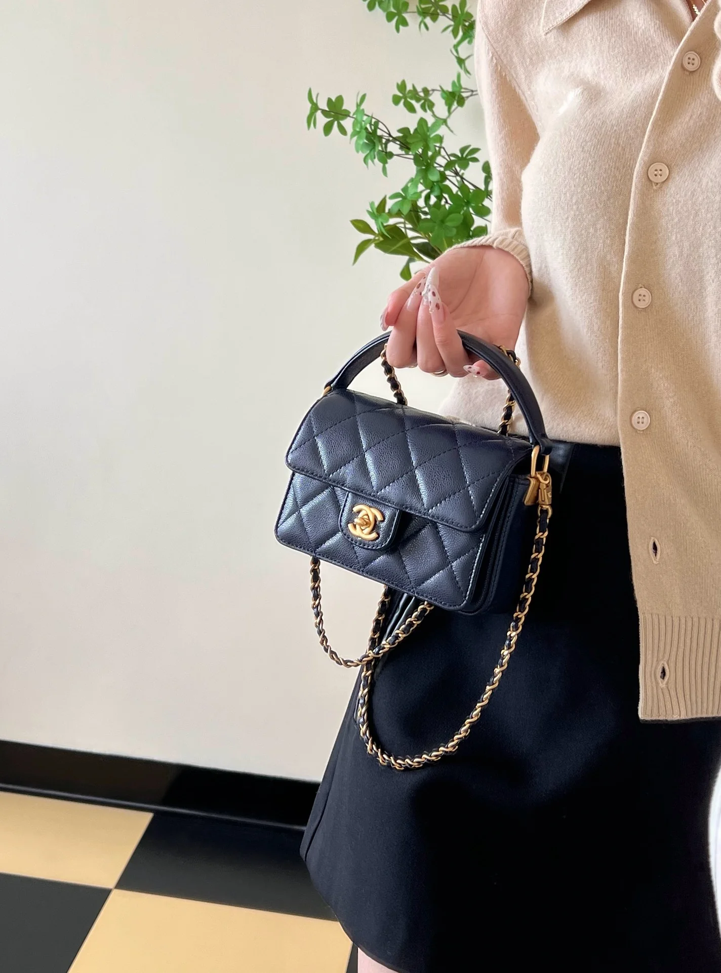 Мини-сумочка Chanel с клапаном и ручкой - синяя