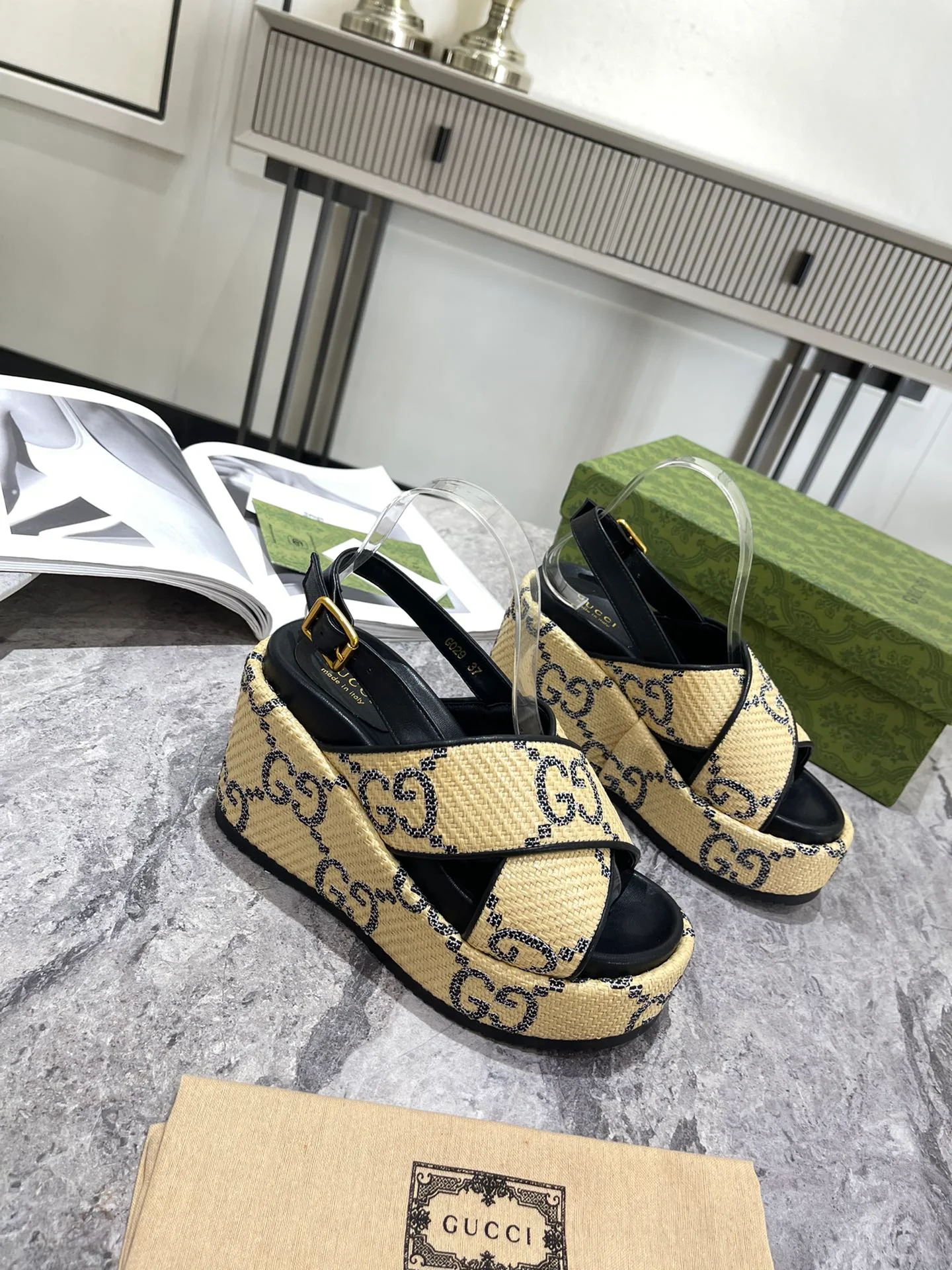 Новинка Gucci 2022 года - Сандалии на танкетке