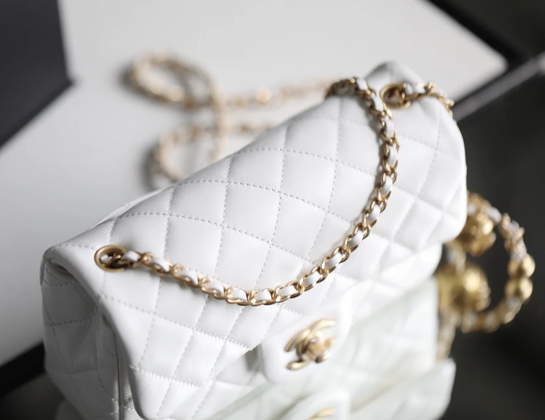 Chanel - Золотая сумка-клапан с шариком из углеродного волокна - Белая