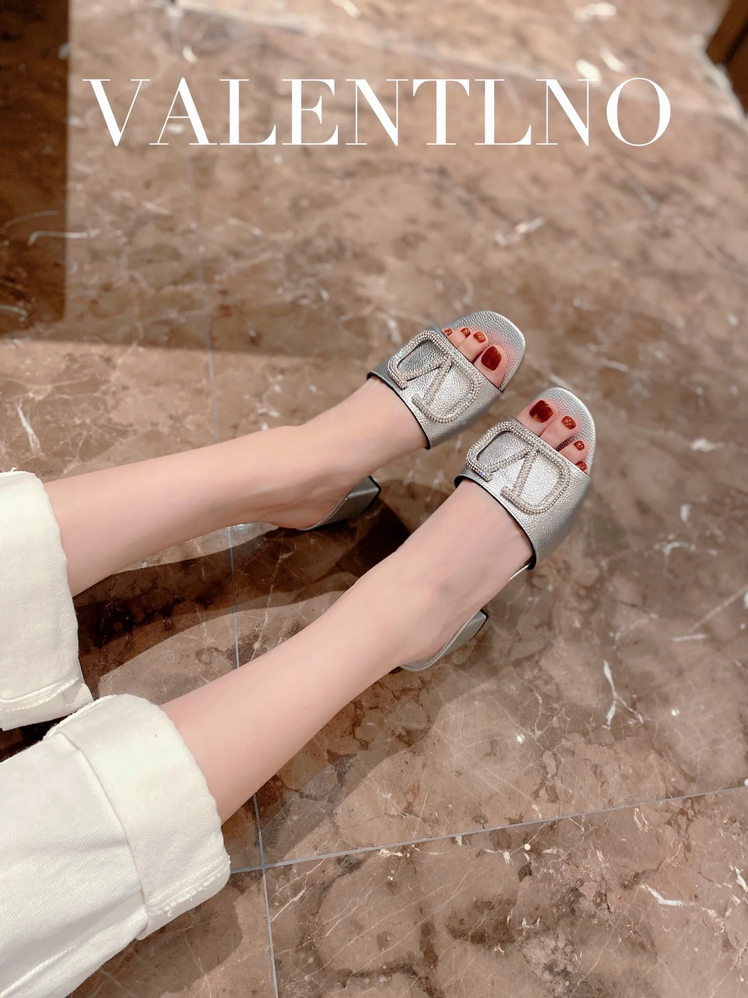 Valentino - Серебристые босоножки на массивном каблуке