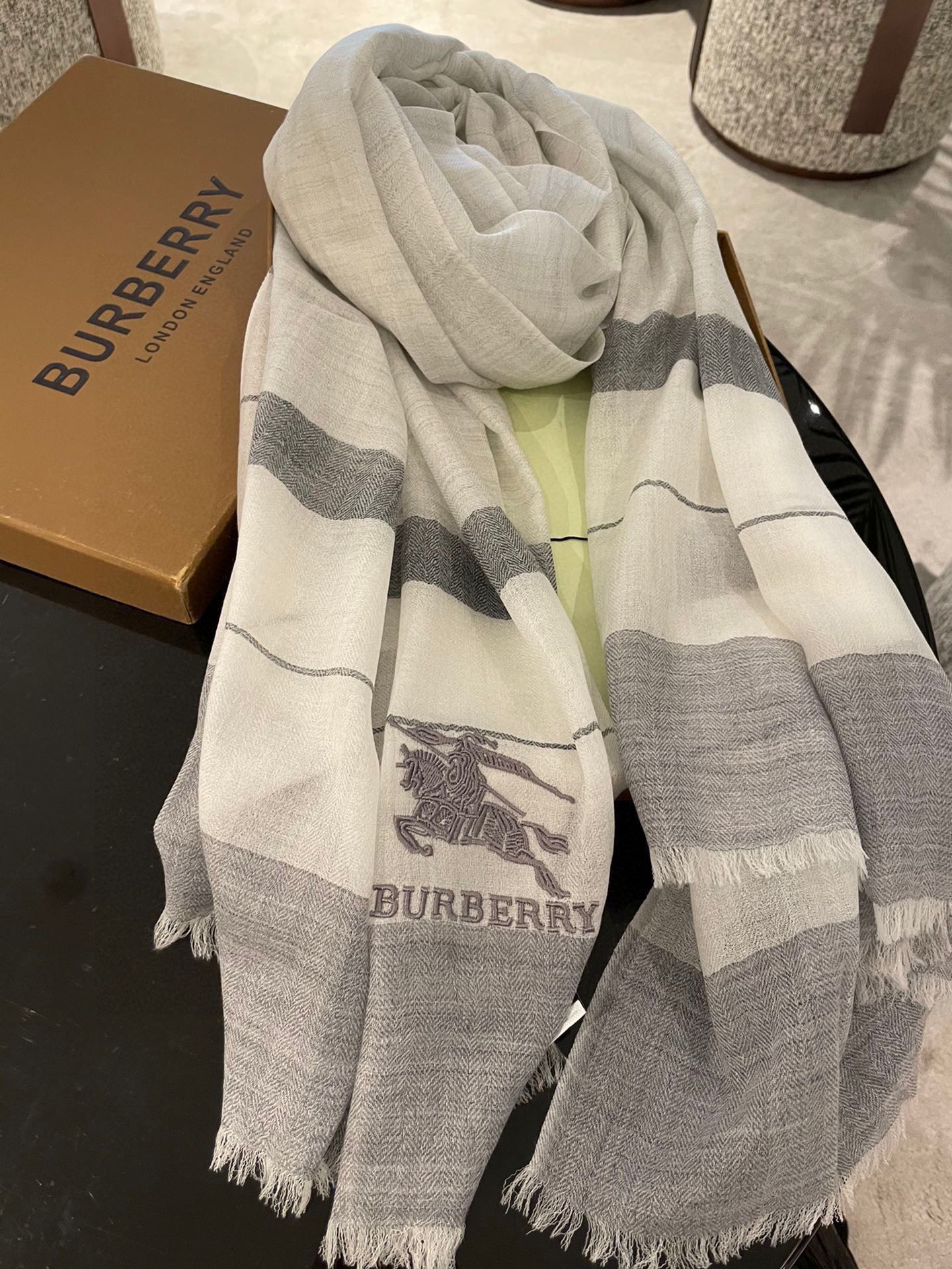 Кашемировый шарф Burberry Wave с волнистой текстурой - 105 см x 180 см - серый