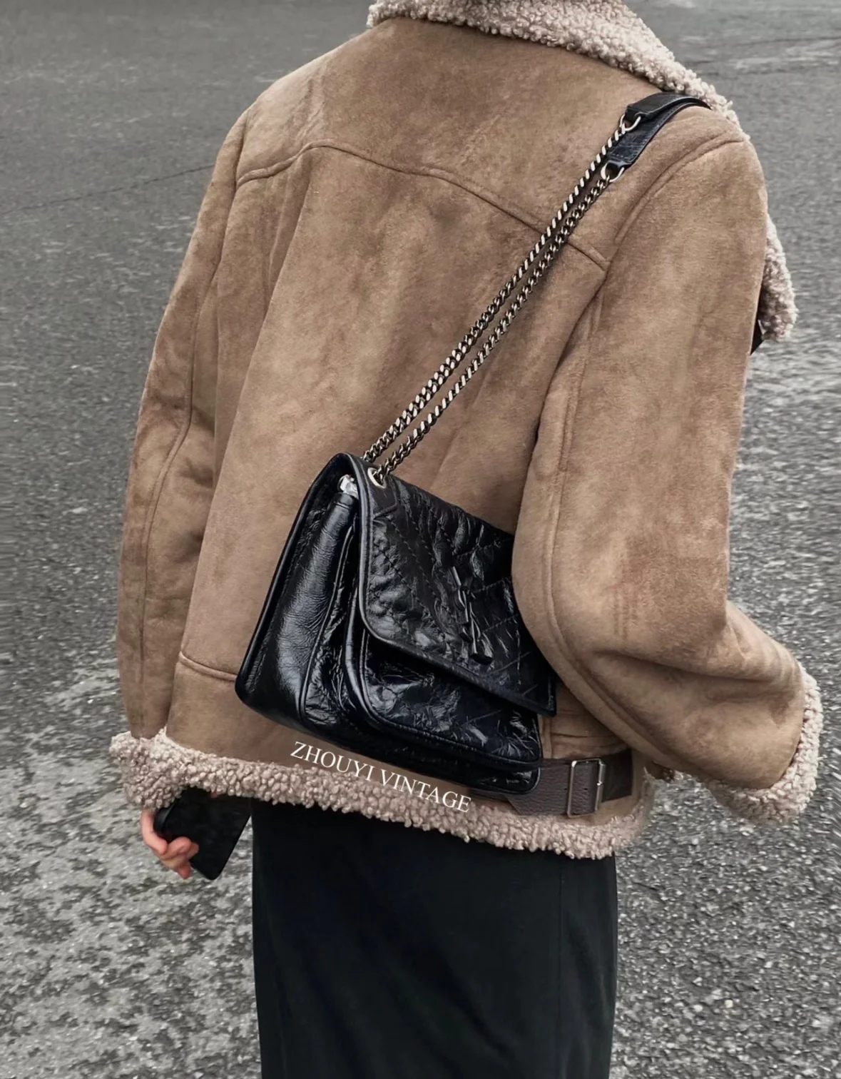 YSL Niki Baby, кожаная цепочка 22 см, черная, с эффектом состаренного серебра - на фото.