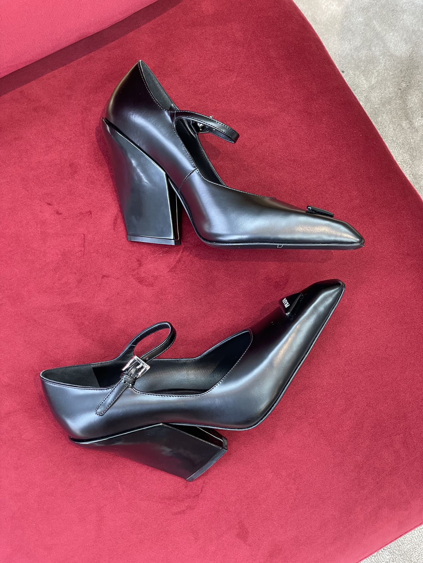 Коллекция Prada осень/зима 2022 на подиуме - туфли на высоком каблуке