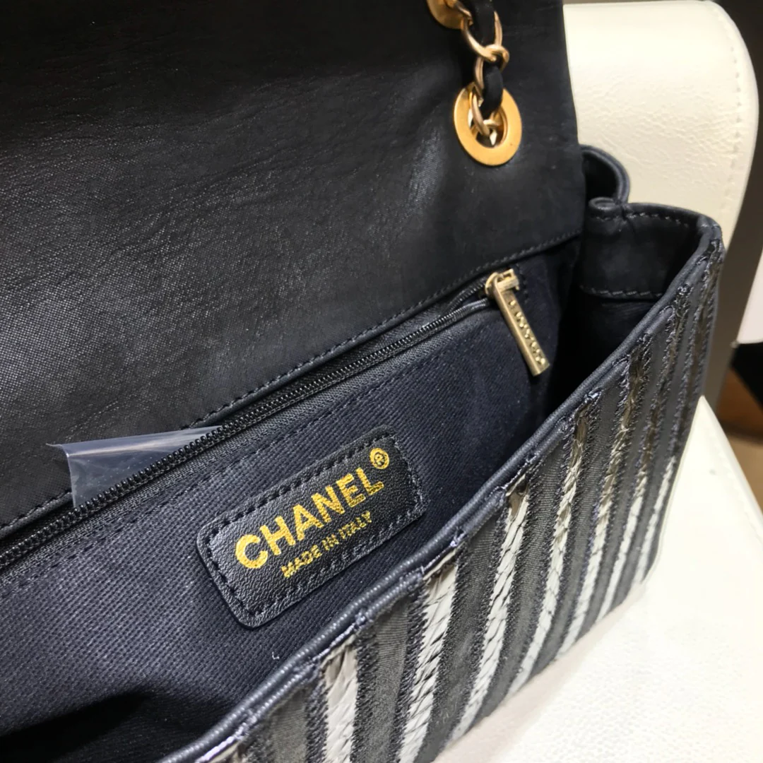 Chanel Осень/Зима 2018 - Лоскутная сумка из вощеной змеиной кожи с узором из овечьей кожи - CF