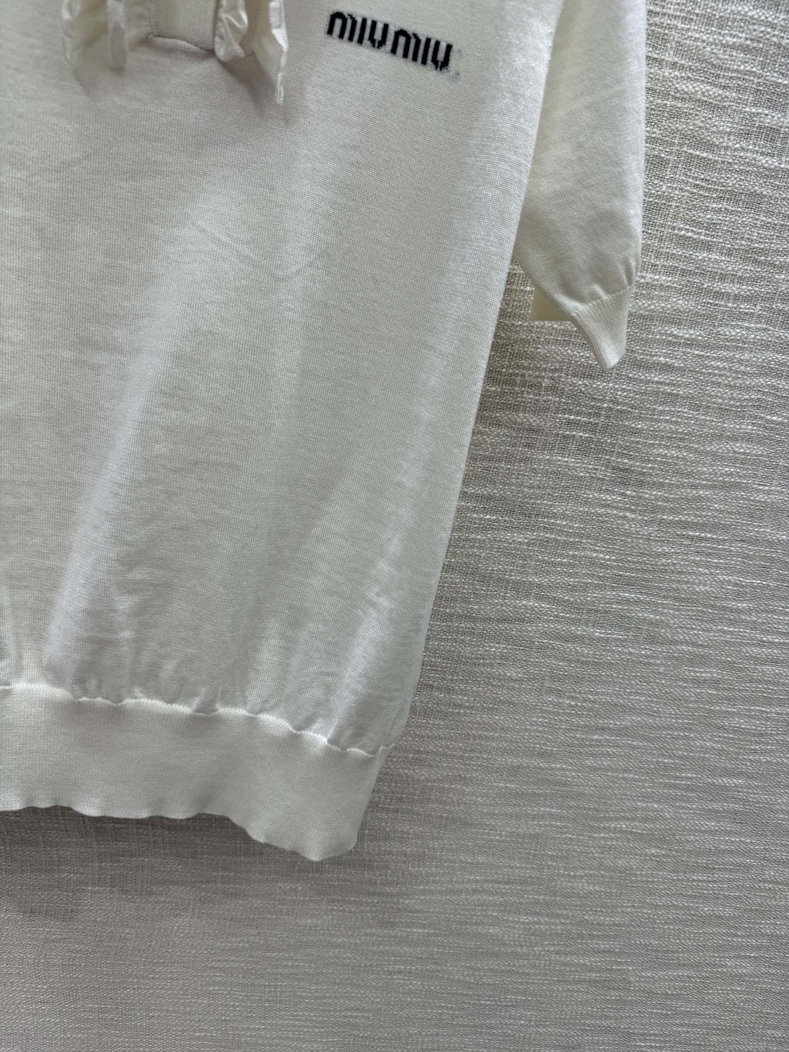 Miu Miu-2404 - Трикотажная футболка с коротким рукавом и воротником-поло с оборками, белая