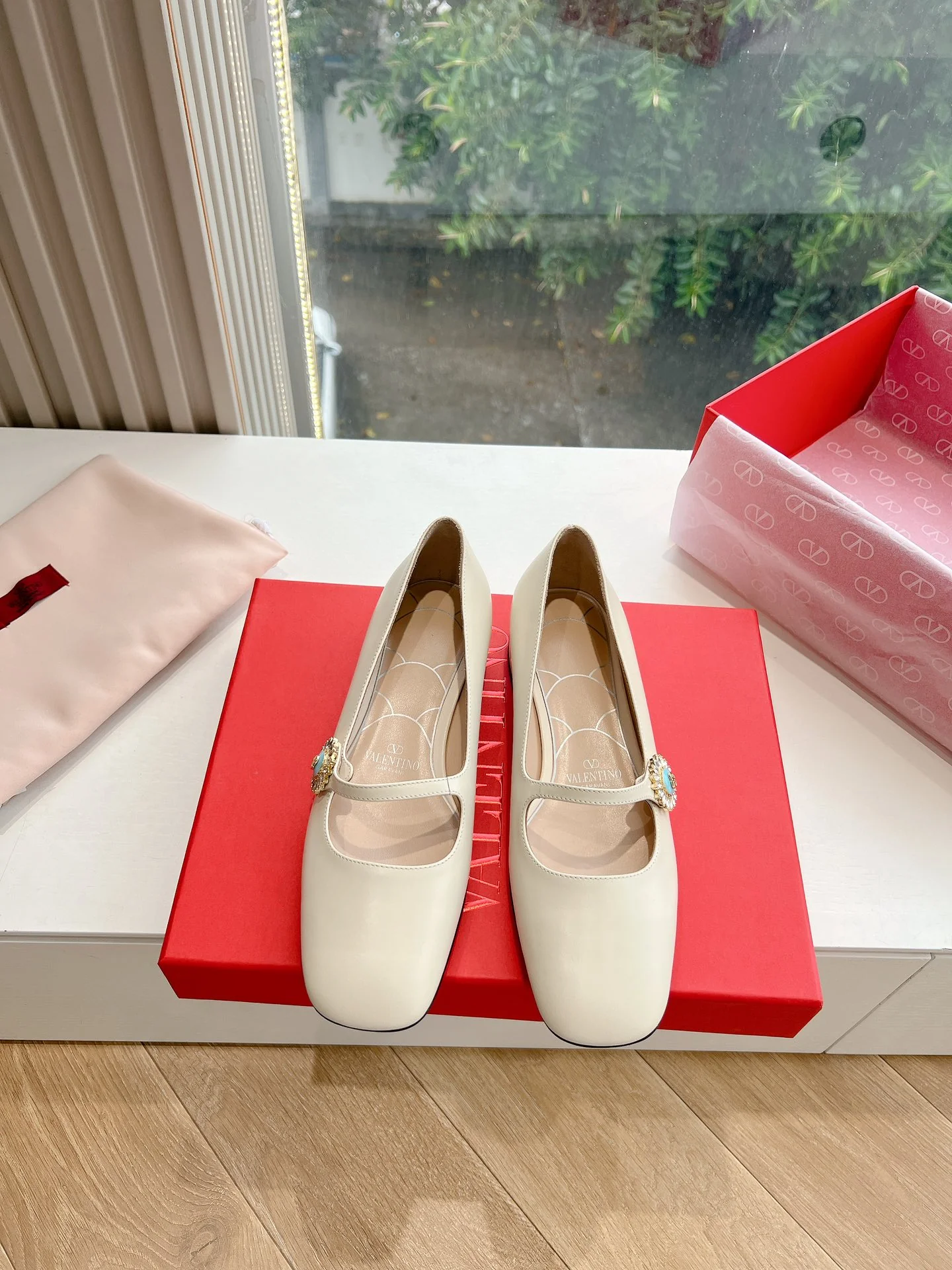 Туфли на низком каблуке с закругленным носком Valentino 2024 — белые.